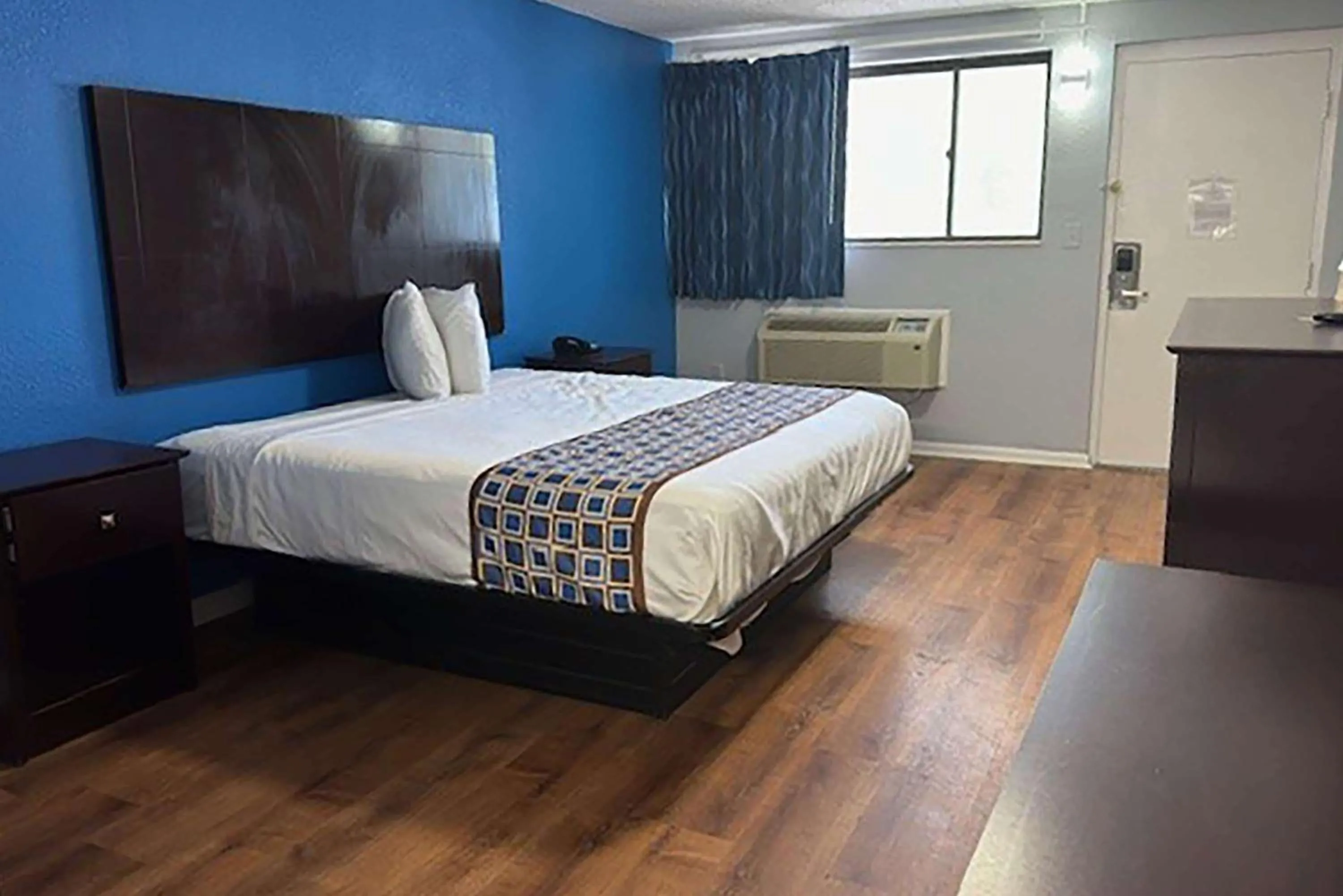 Photo of the whole room, Bed in Super 8 by Wyndham Portsmouth - Norfolk