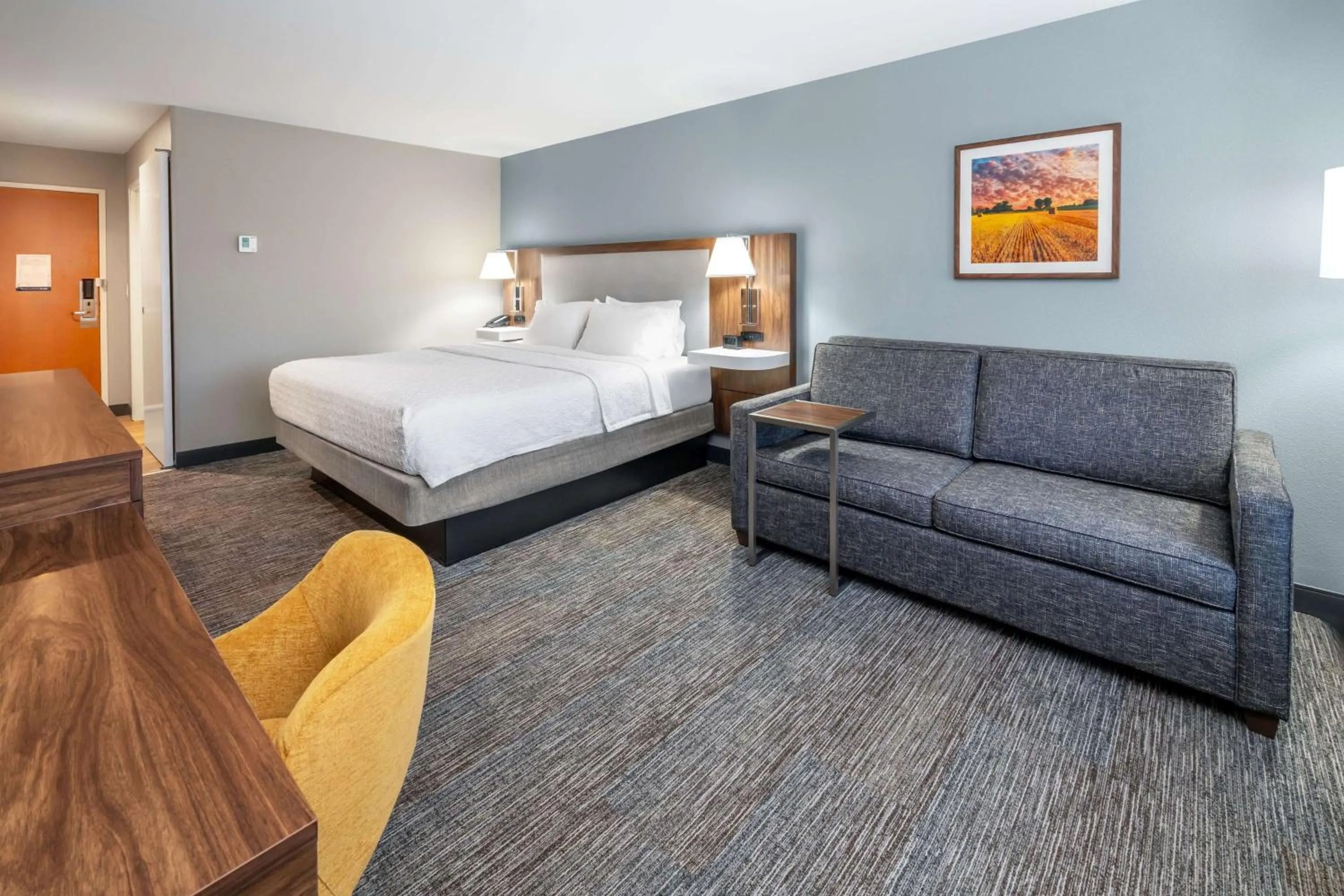 Living room, Bed in Hampton Inn Mitchell