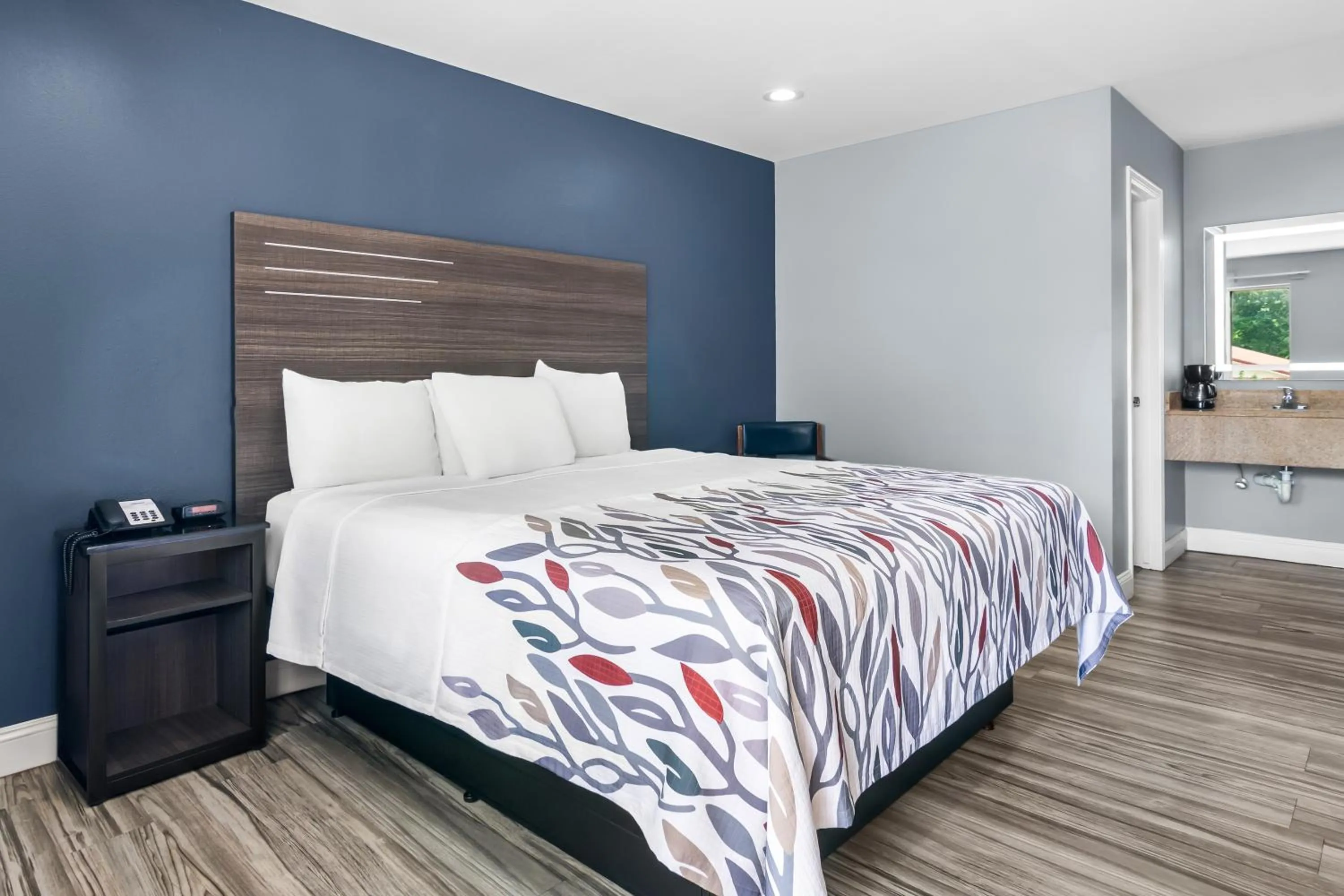 Bed in Americas Best Value Inn and Suites Siloam Springs