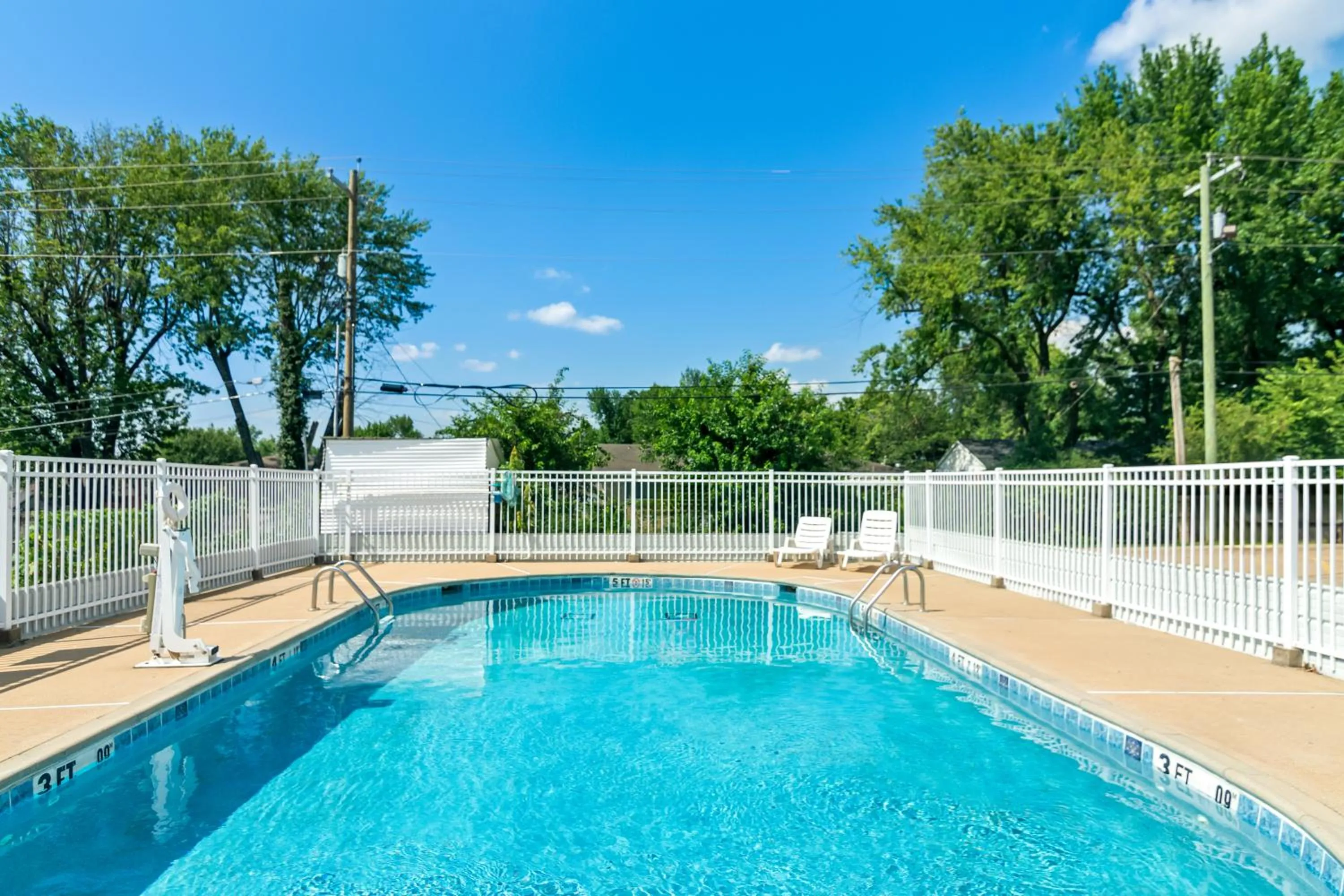 Swimming pool in Americas Best Value Inn and Suites Siloam Springs