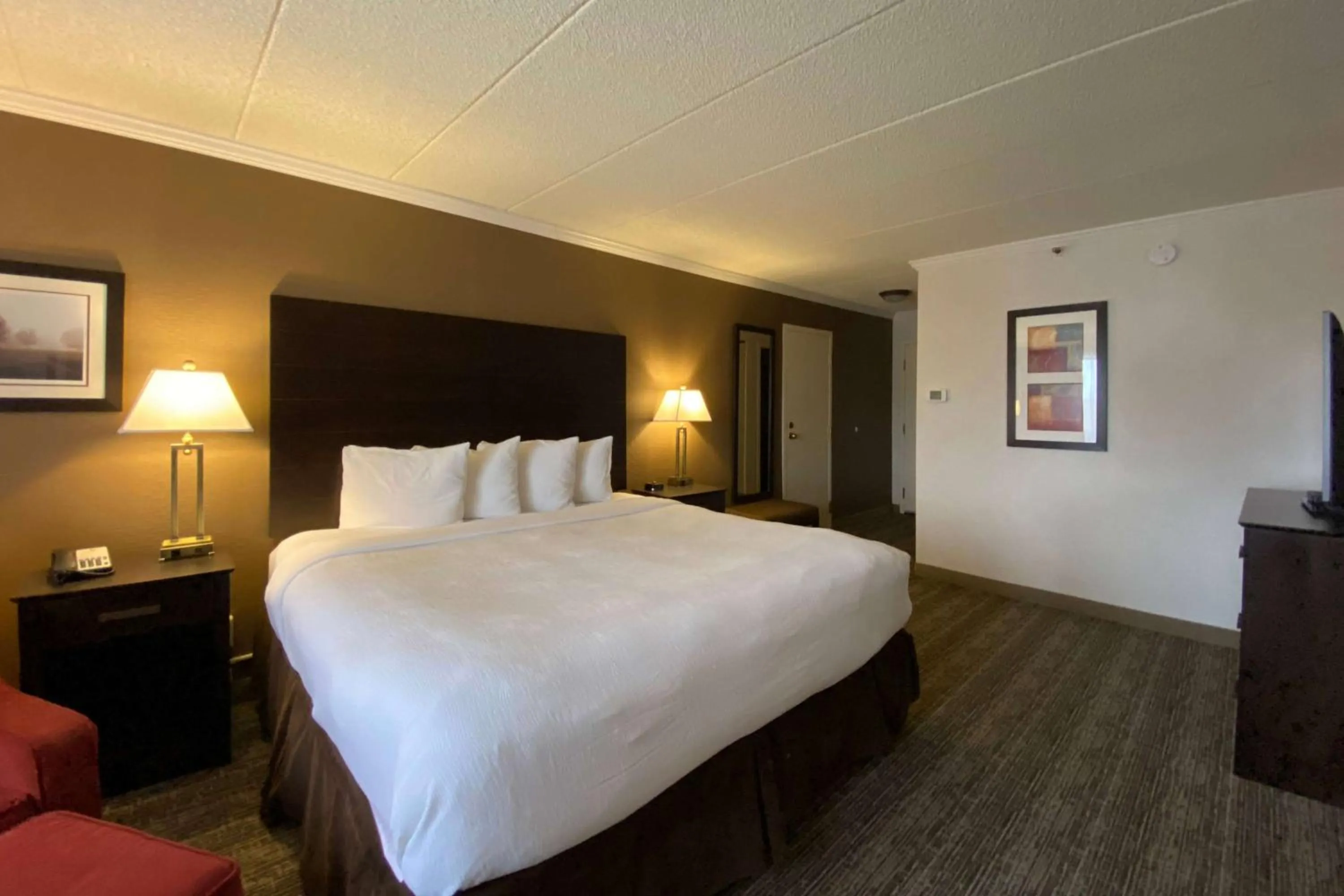 Photo of the whole room, Bed in Wyndham Minneapolis South Burnsville