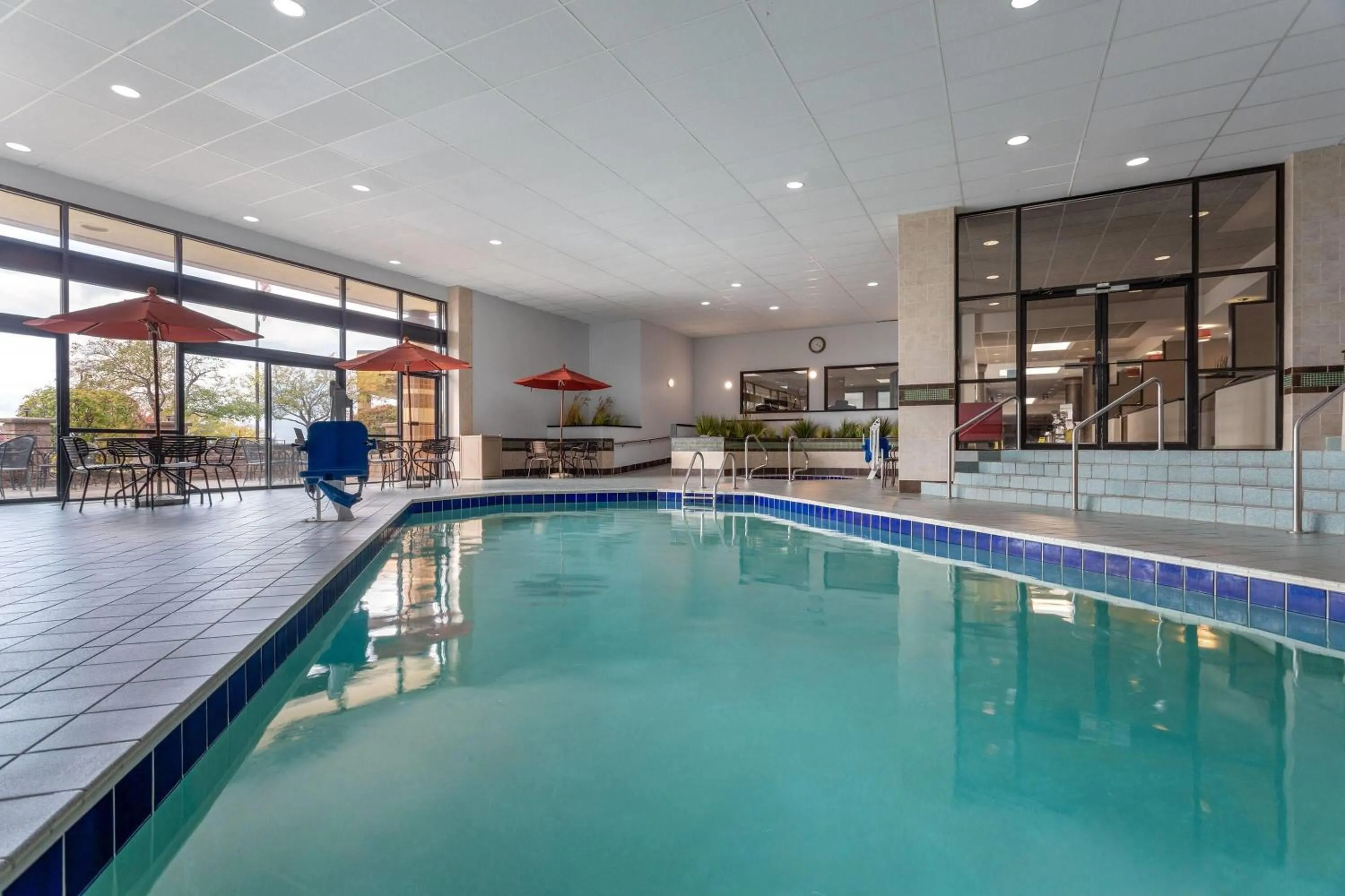 Swimming pool in Wyndham Minneapolis South Burnsville