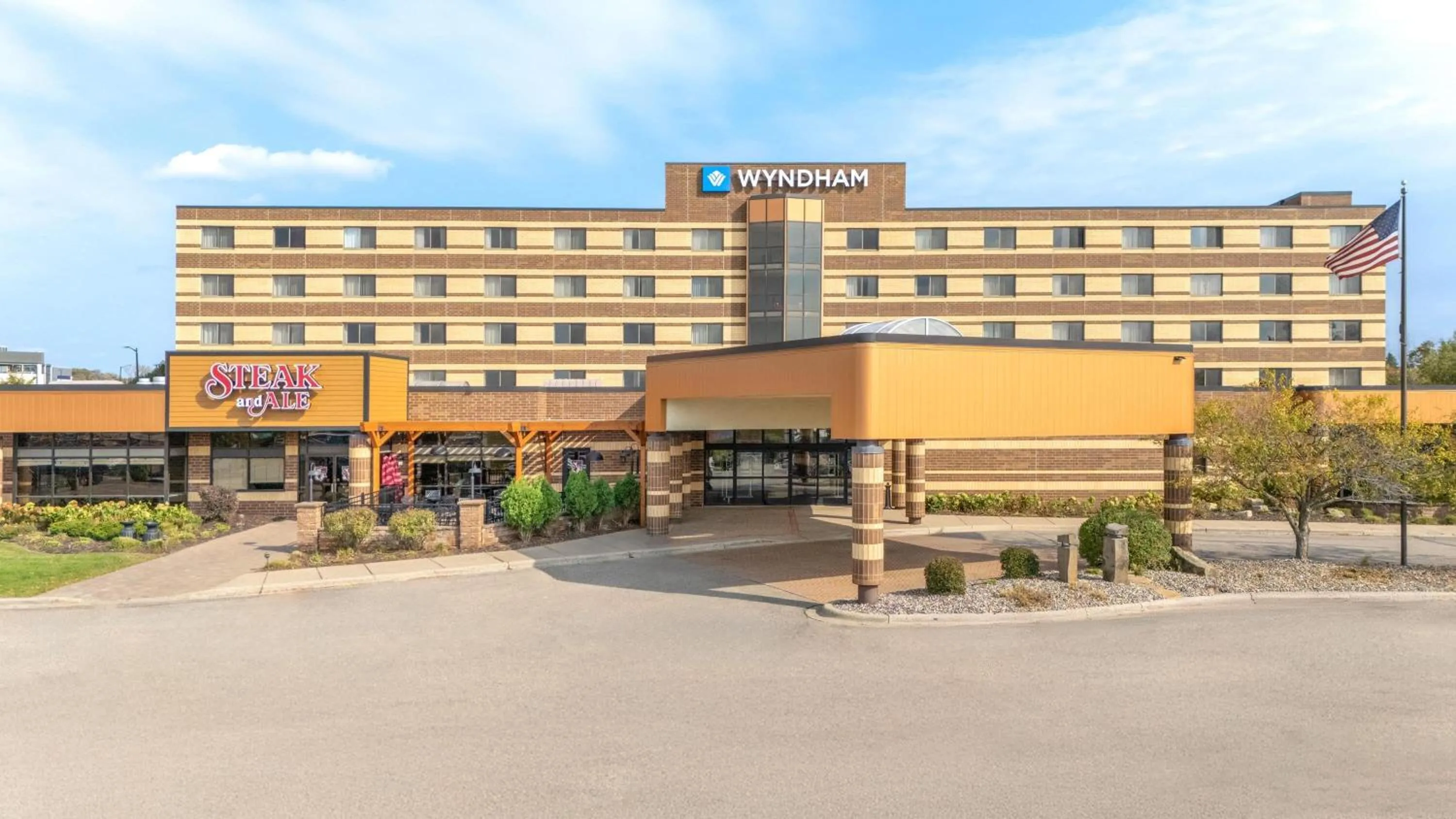 Property building in Wyndham Minneapolis South Burnsville