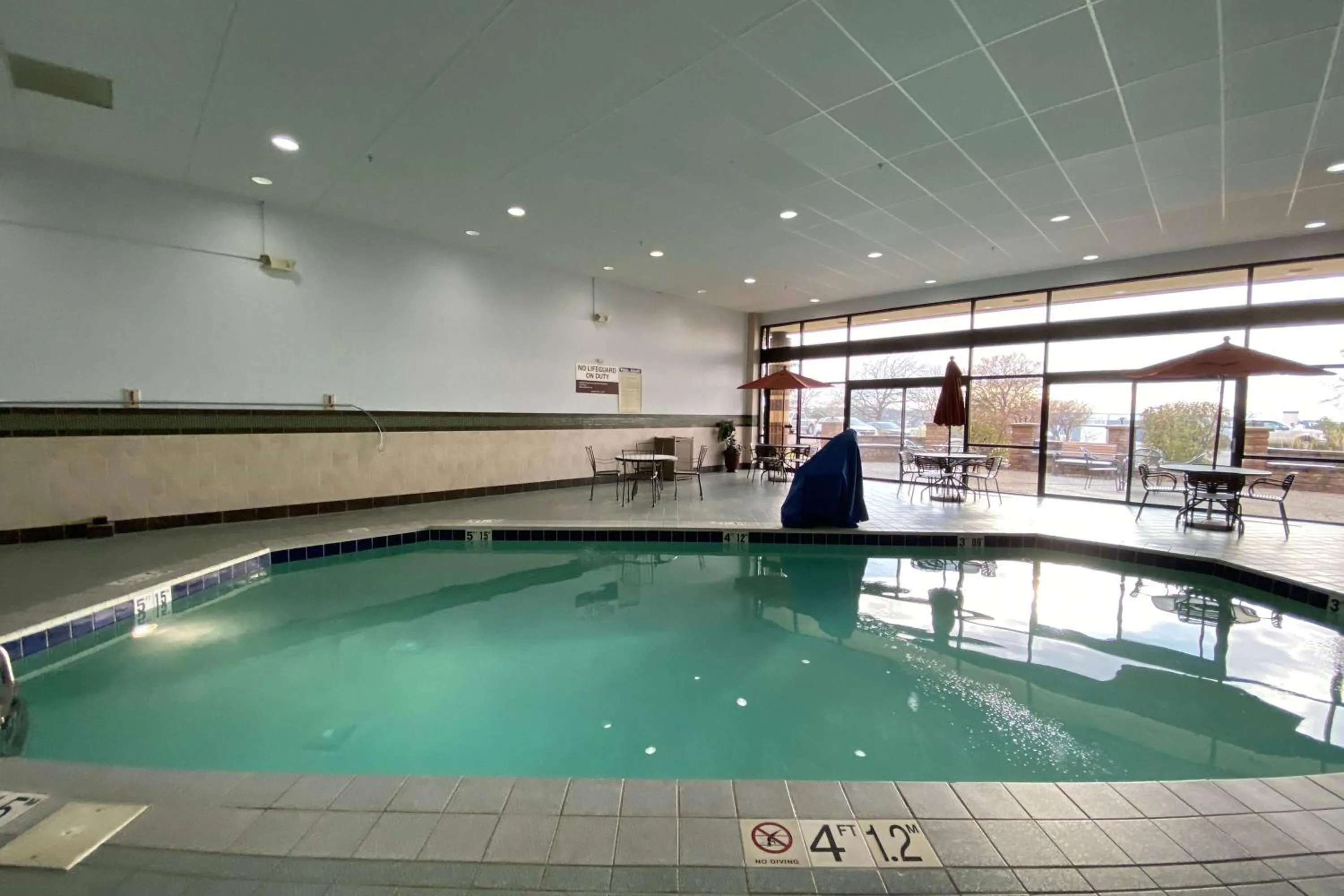 Swimming pool in Wyndham Minneapolis South Burnsville