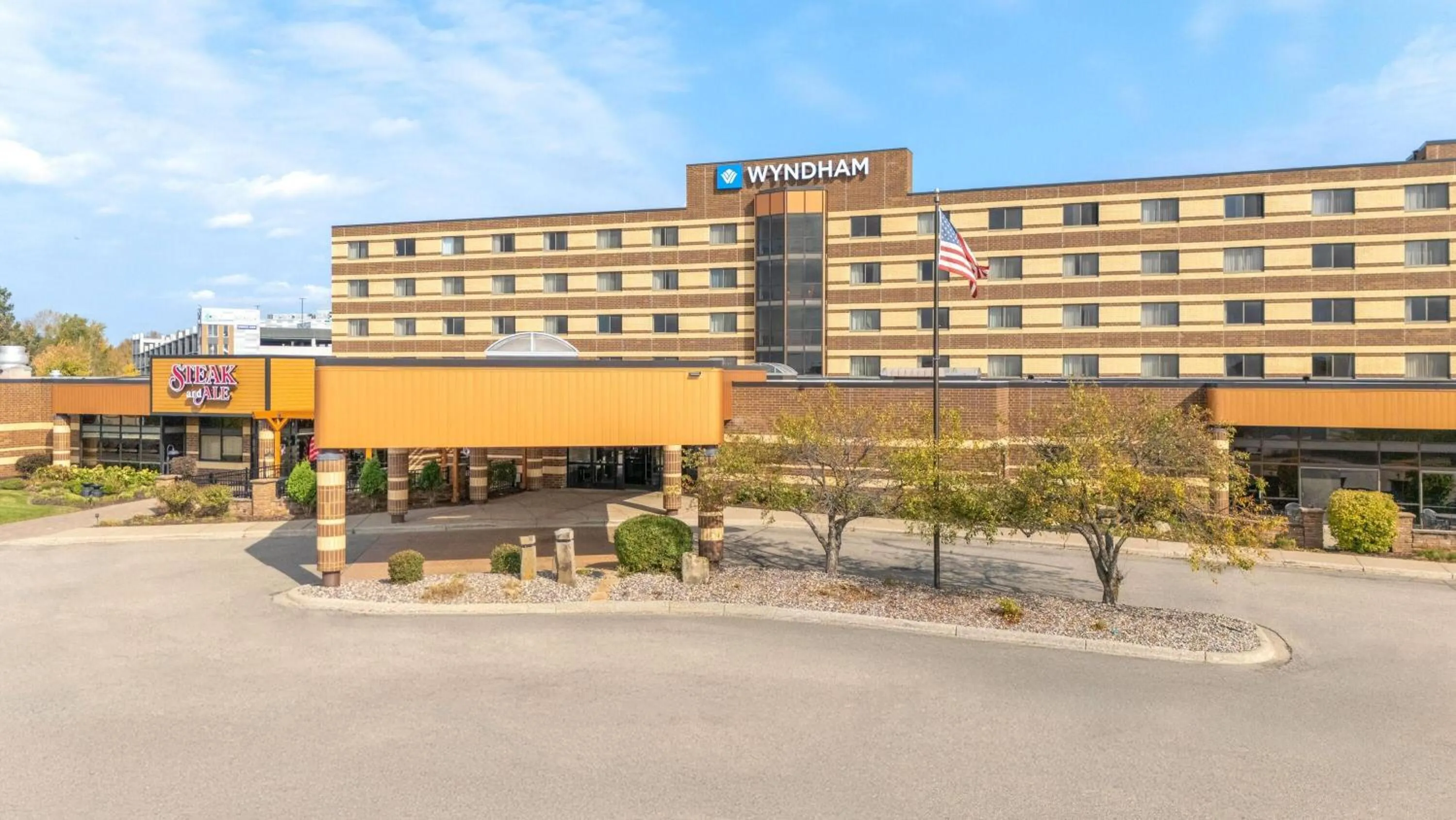 Property building in Wyndham Minneapolis South Burnsville