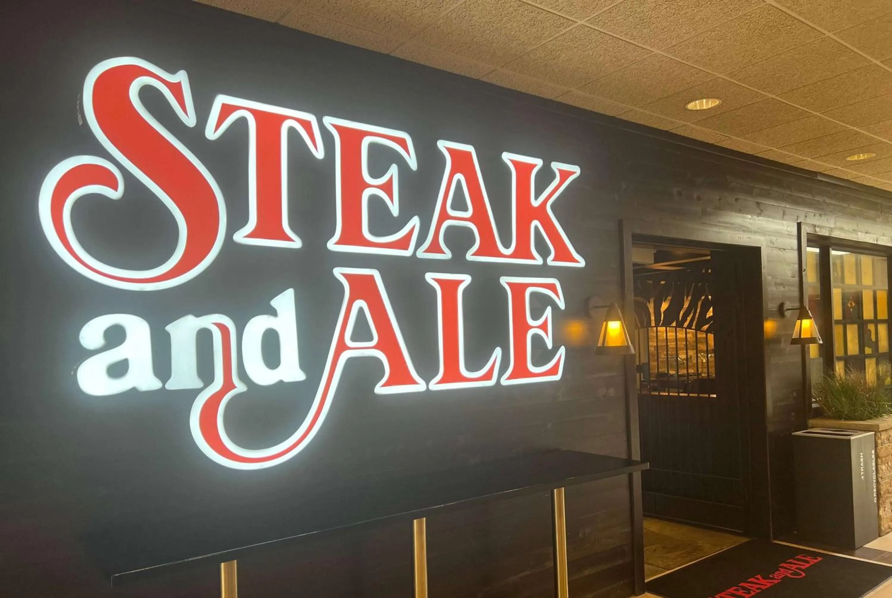 Restaurant/places to eat in Best Western Premier Nicollet Inn