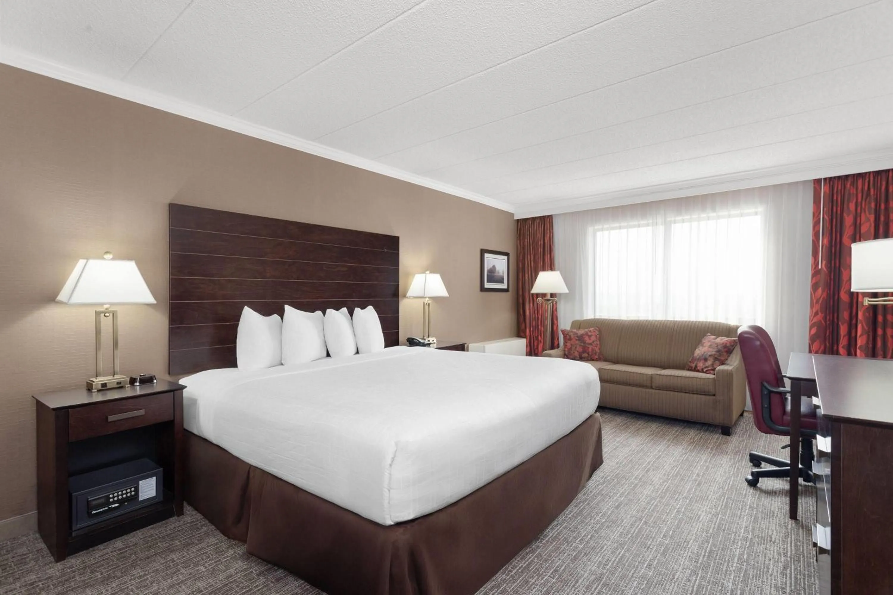Photo of the whole room, Bed in Wyndham Minneapolis South Burnsville