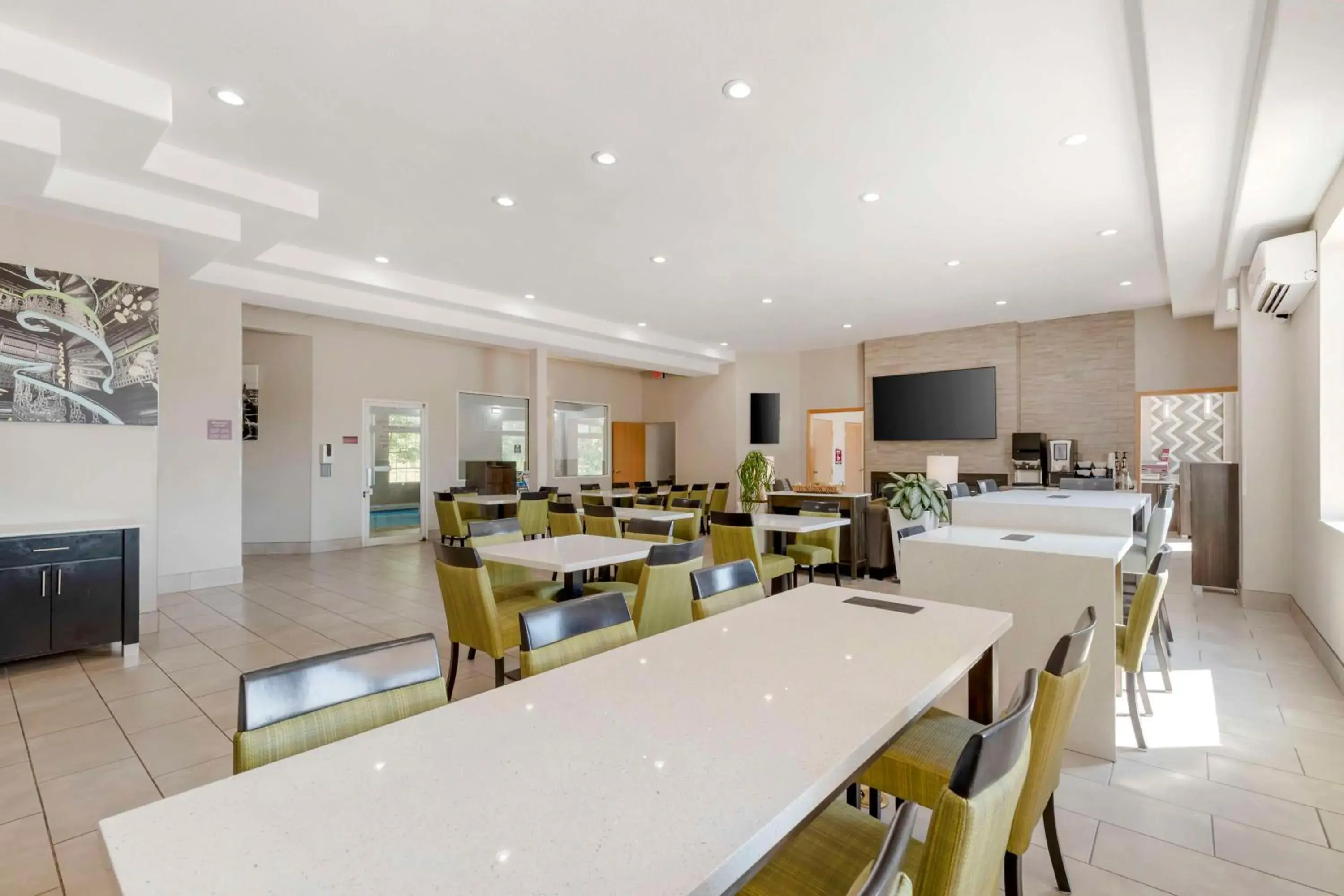 Breakfast in Best Western Plus Des Moines West Inn & Suites Breakfast in Best Western Plus Des Moines West Inn & Suites