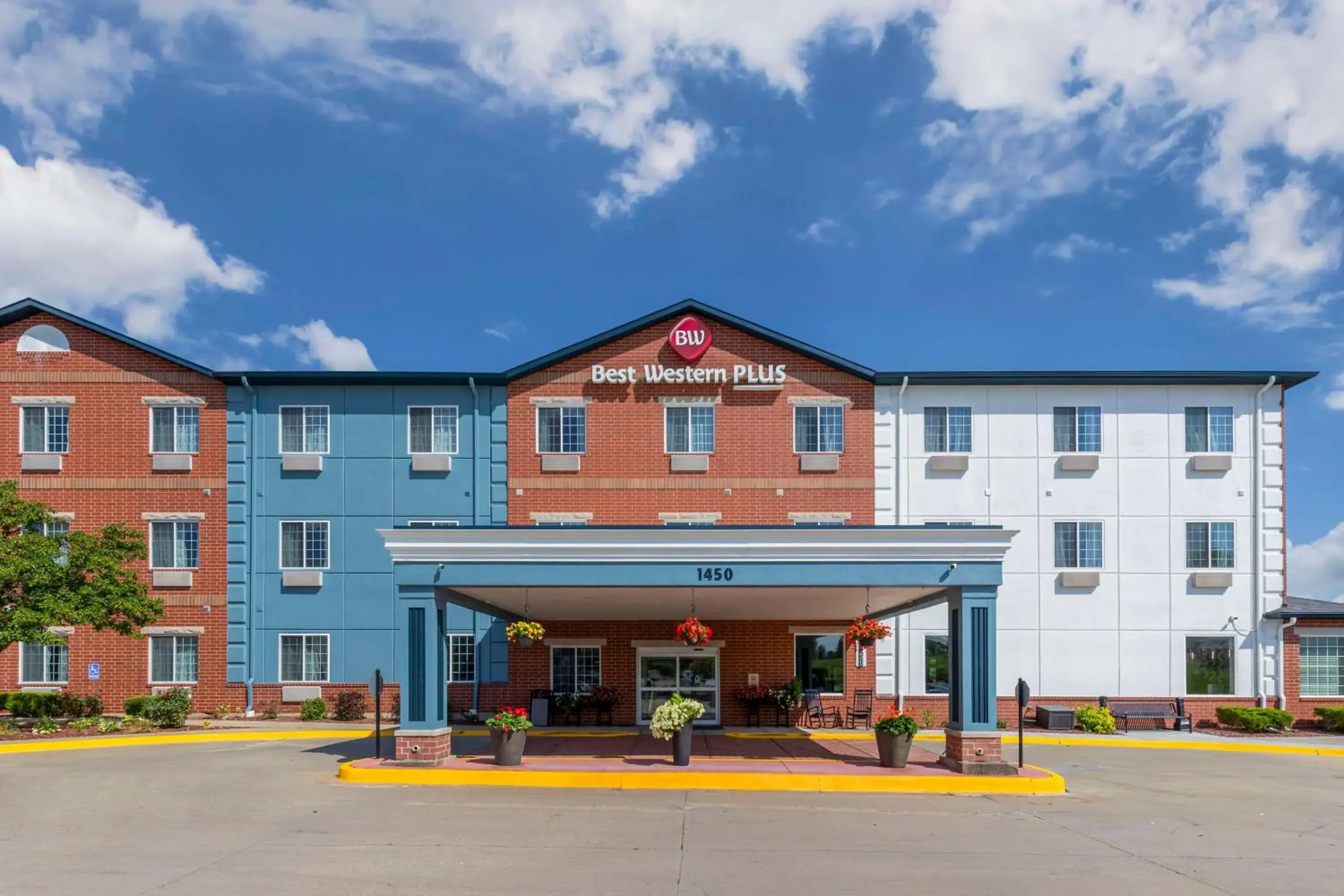 Property building in Best Western Plus Des Moines West Inn & Suites Property building in Best Western Plus Des Moines West Inn & Suites