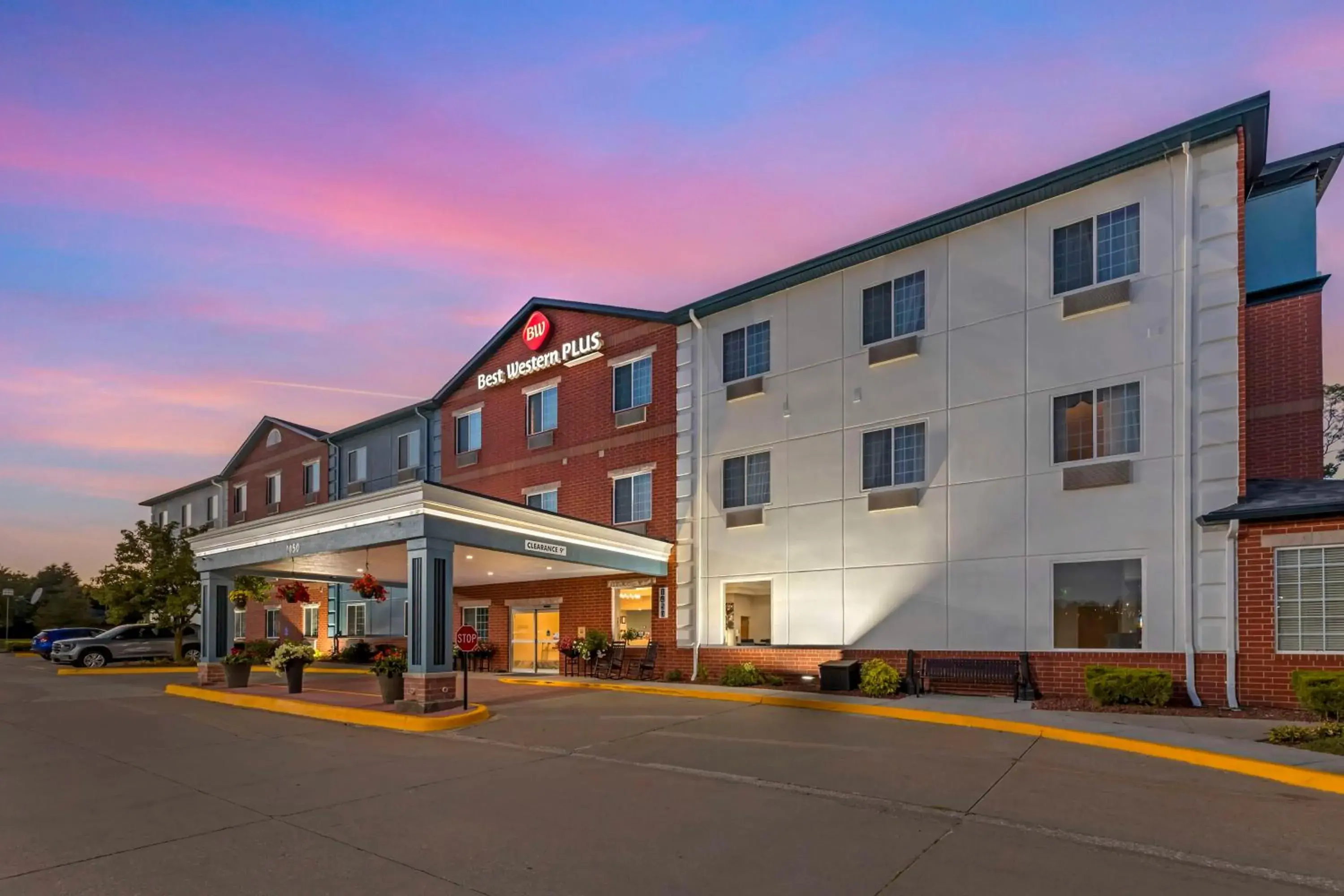Property building in Best Western Plus Des Moines West Inn & Suites Property building in Best Western Plus Des Moines West Inn & Suites
