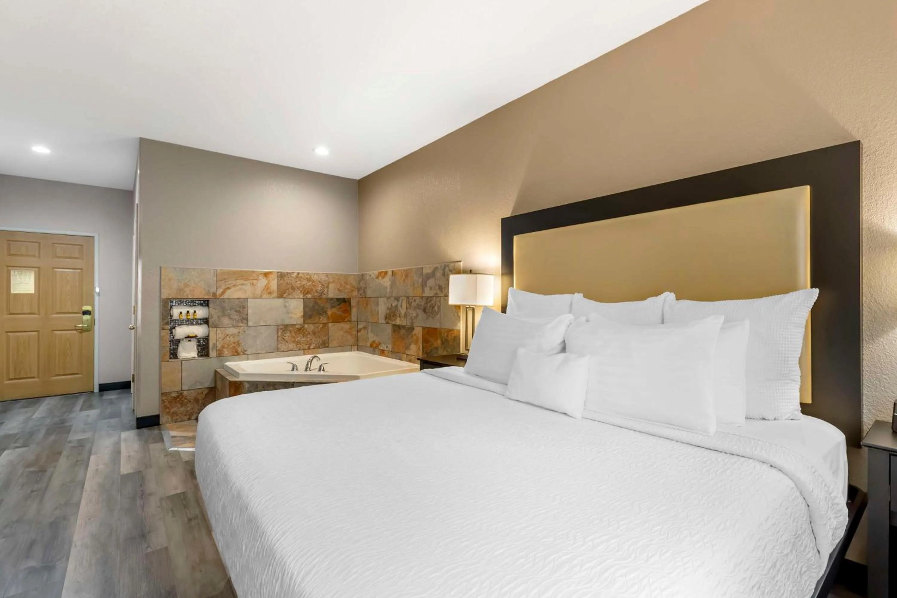 Bedroom, Bed in Best Western Plus Des Moines West Inn & Suites