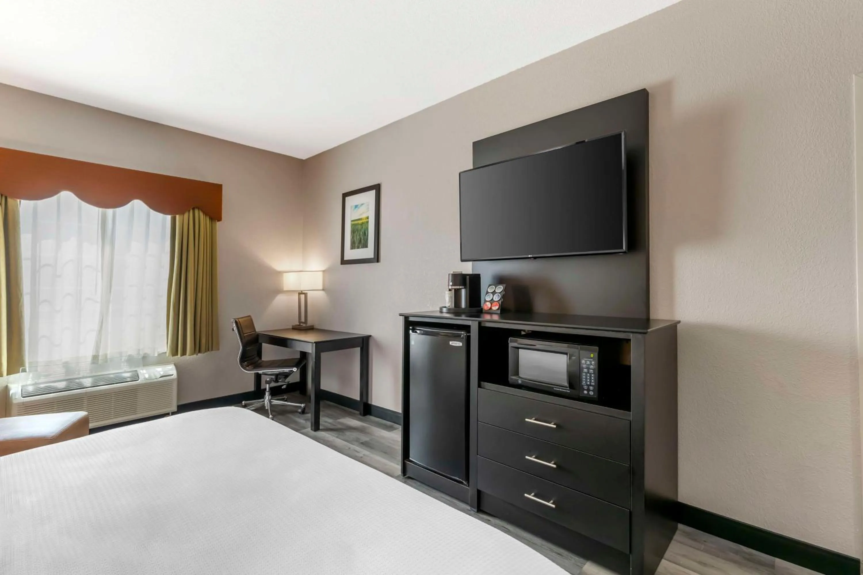 Bedroom, Bed in Best Western Plus Des Moines West Inn & Suites