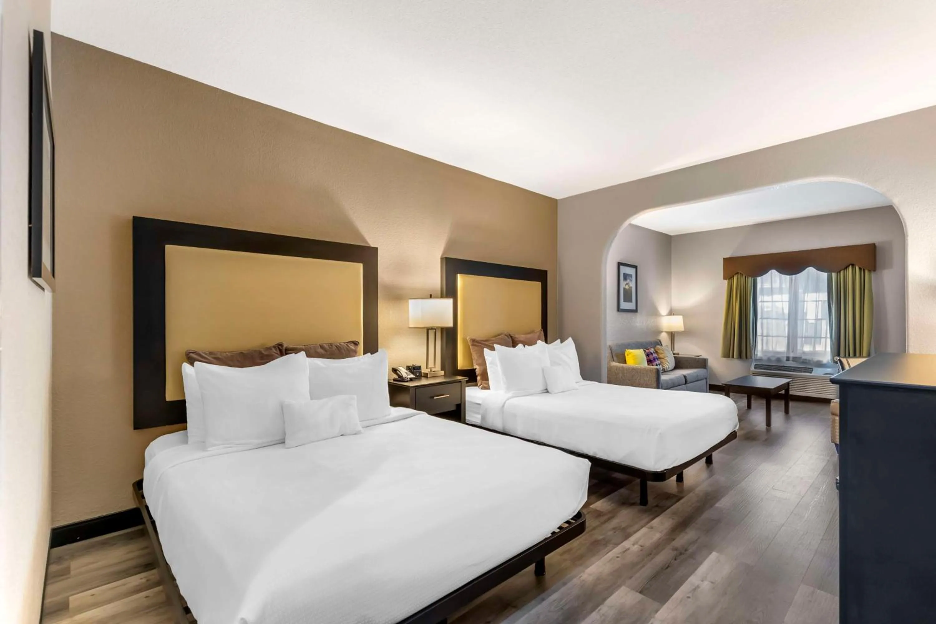 Bedroom, Bed in Best Western Plus Des Moines West Inn & Suites