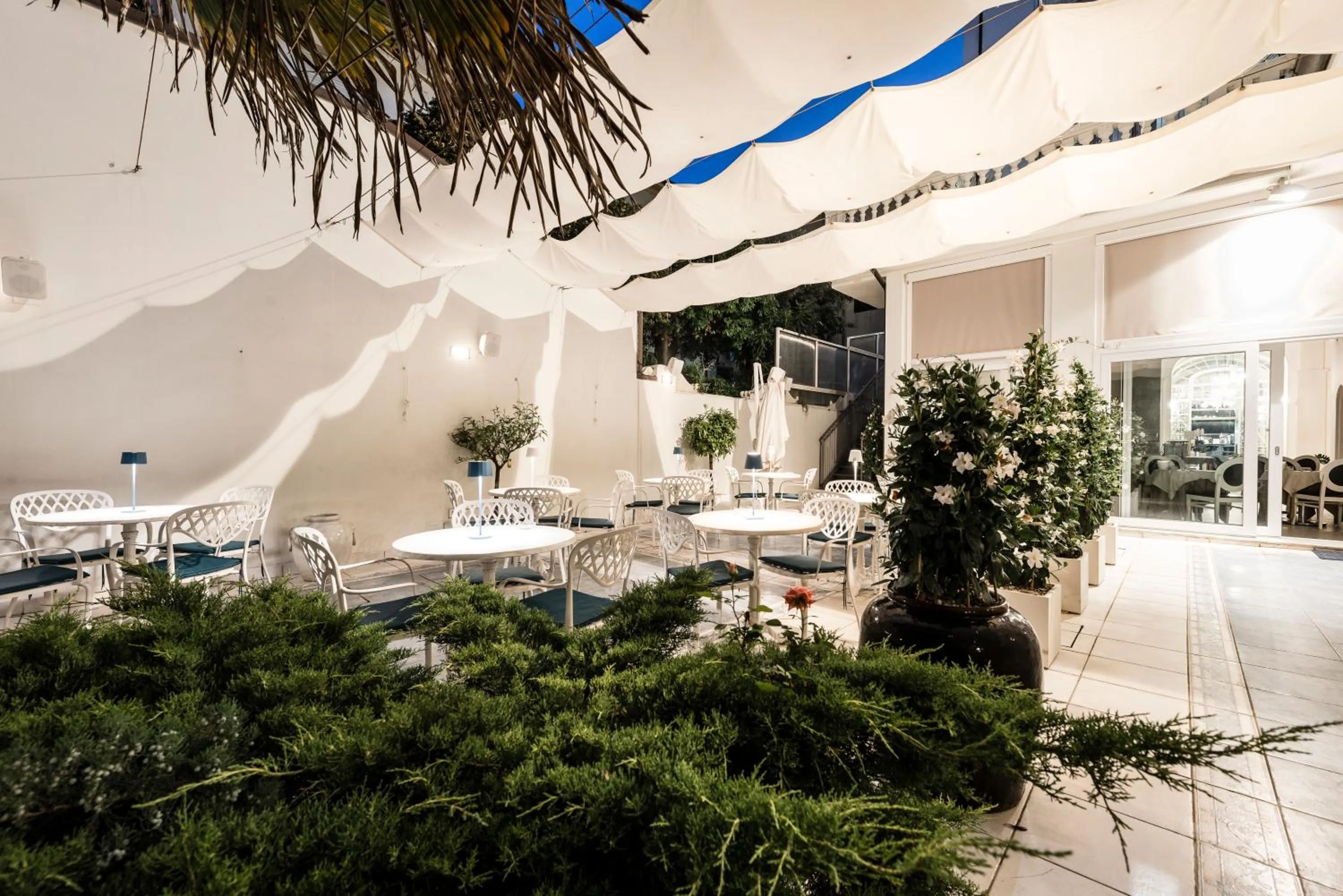 Restaurant/places to eat in Hotel London