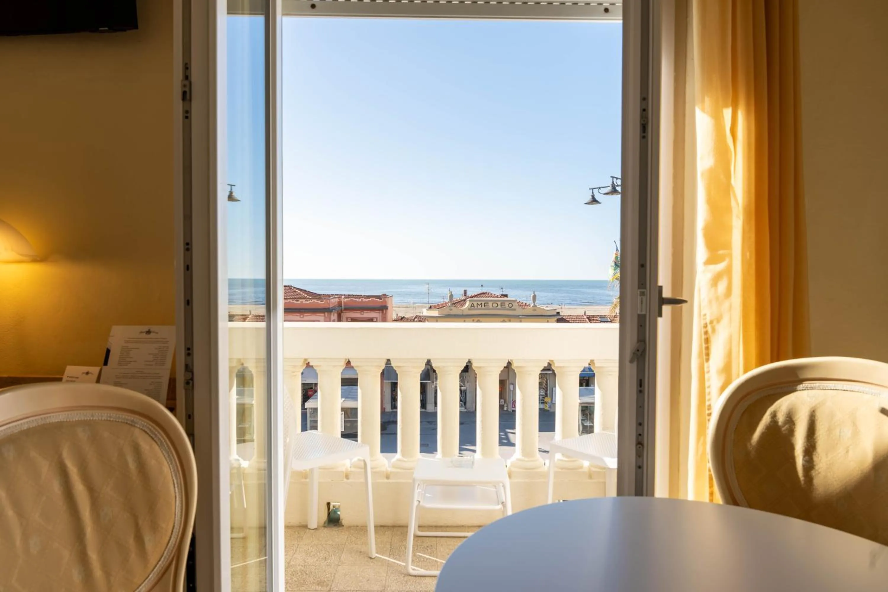 Balcony/Terrace, Bed in Hotel London