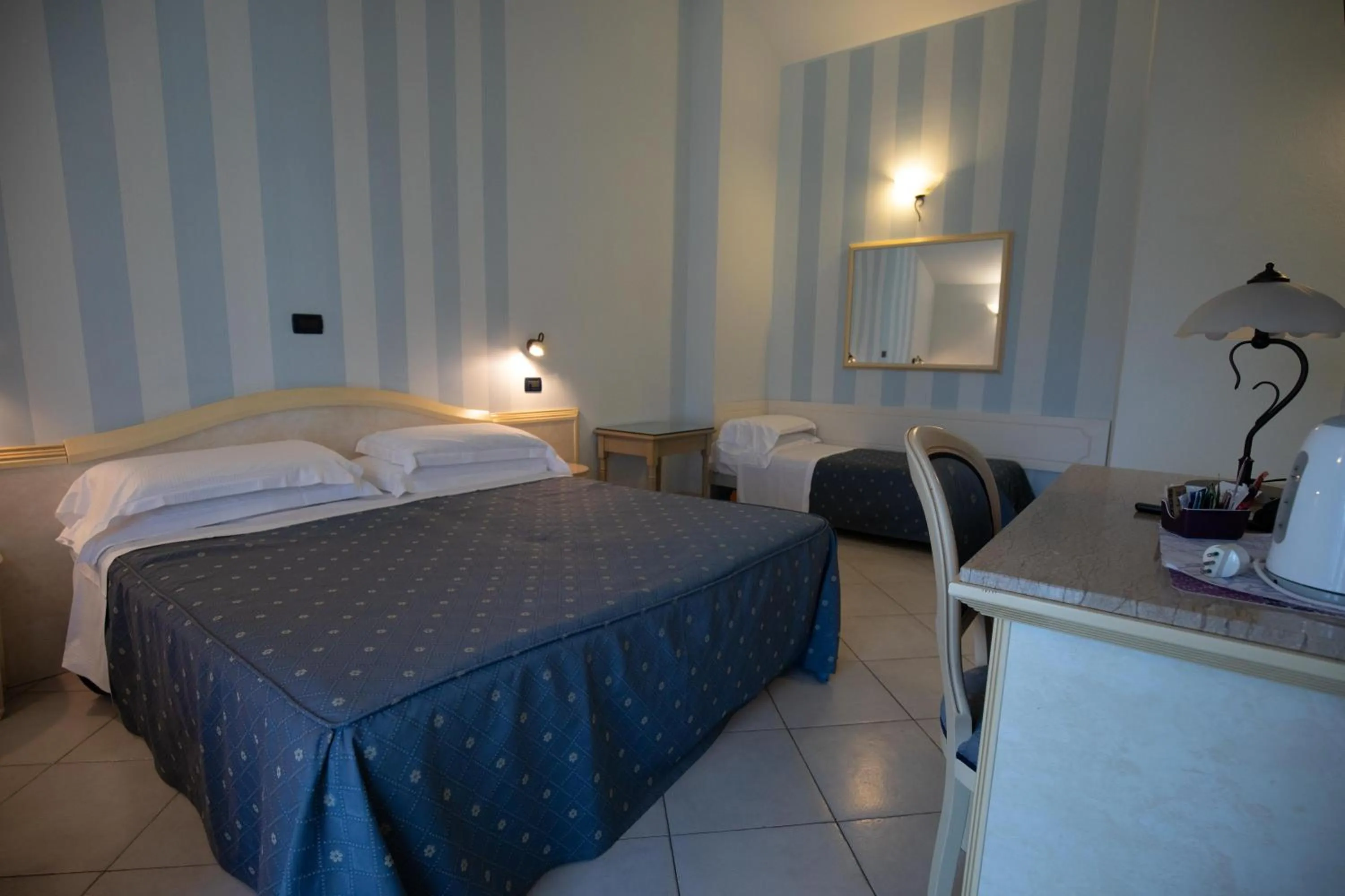 Photo of the whole room, Bed in Hotel London