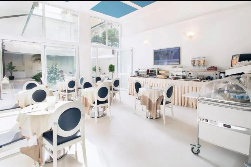 Restaurant/places to eat in Hotel London