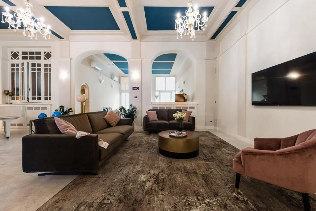 Communal lounge/ TV room in Hotel London