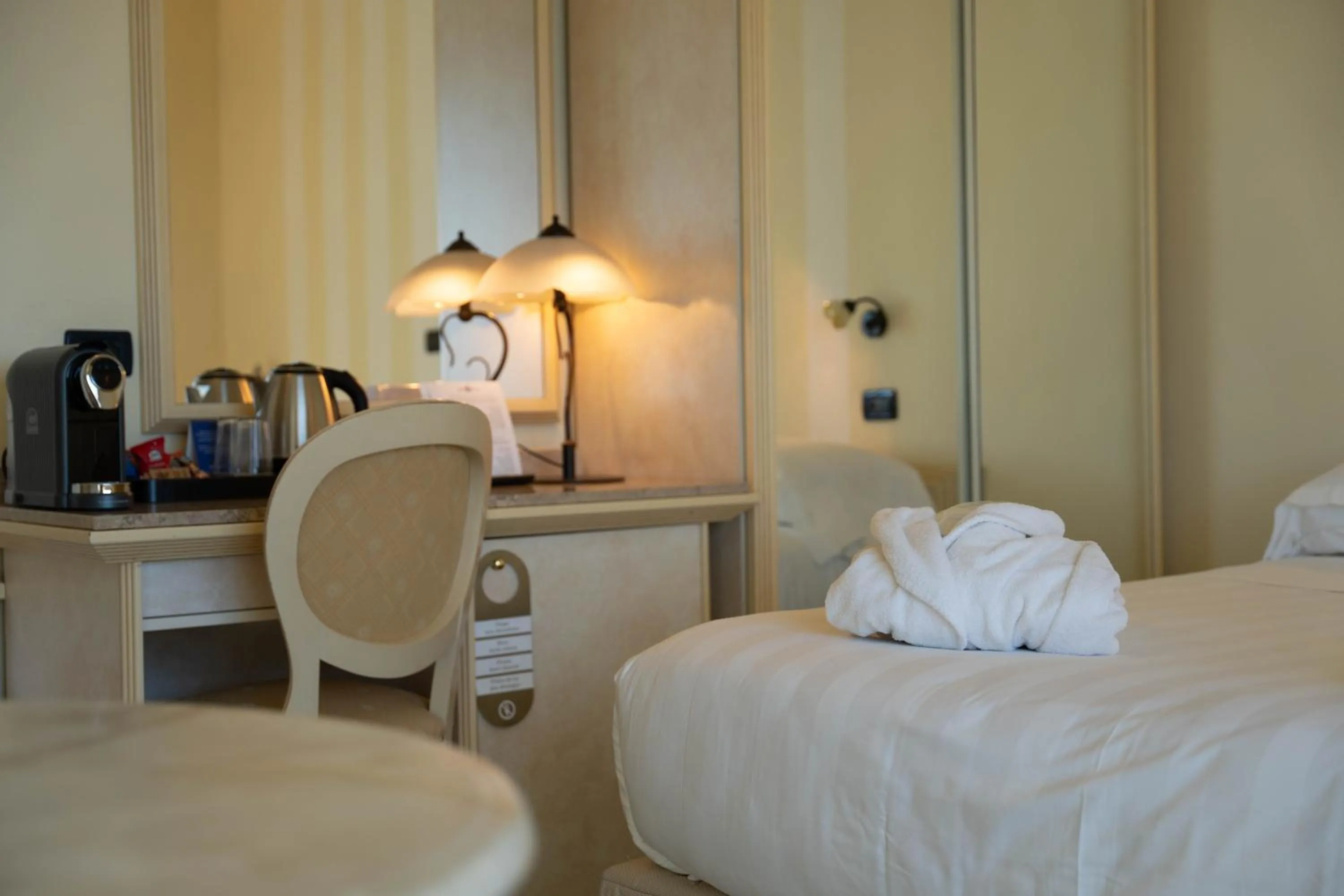 Bedroom, Bed in Hotel London