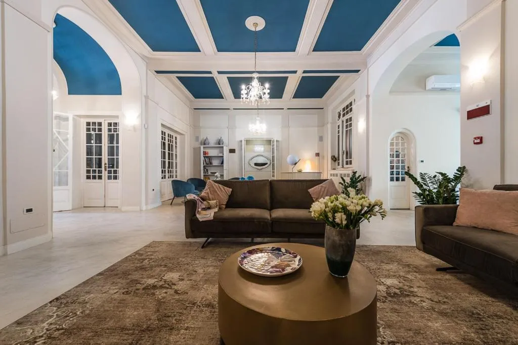 Communal lounge/ TV room in Hotel London