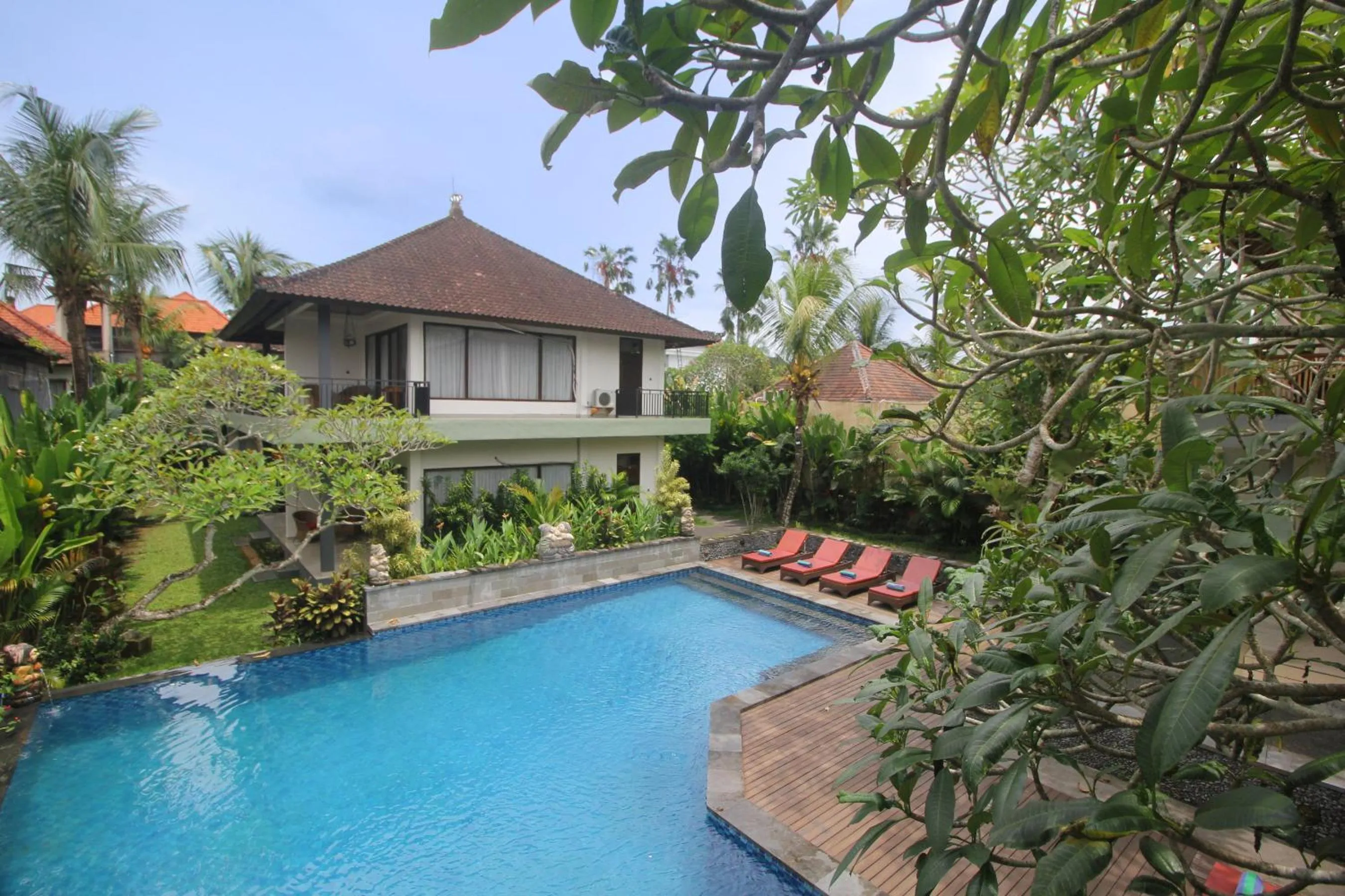 Swimming pool in Putri Ayu Cottages