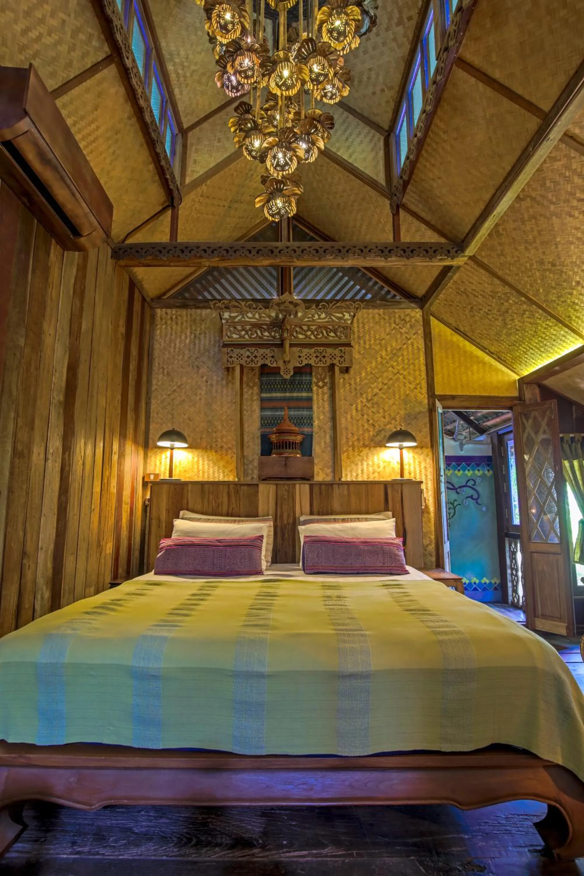 Tree House In The City with Free One Way Airport Transfer in BaanBooLoo Village