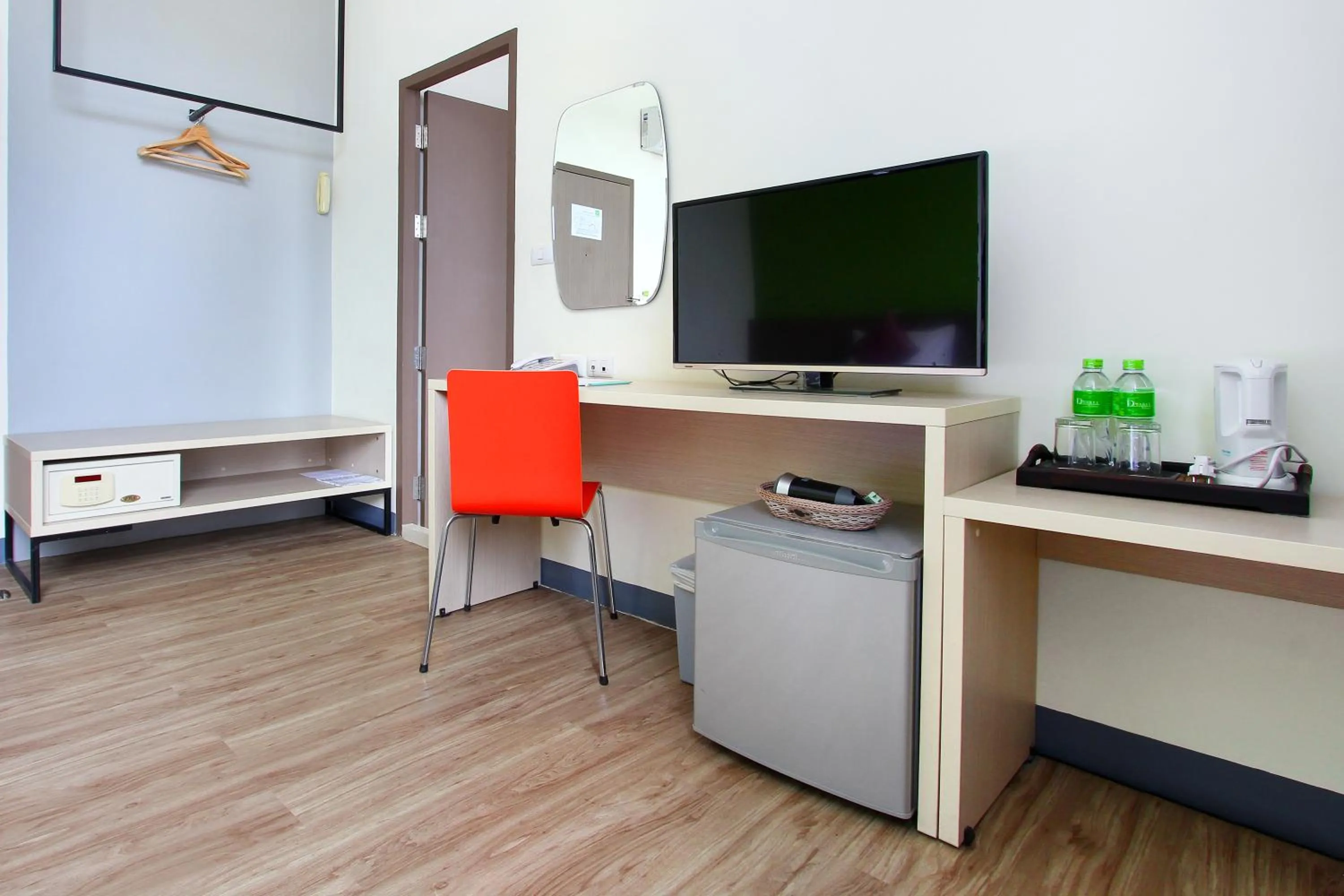 Bedroom, TV/Entertainment Center in D Varee Xpress Makkasan Hotel