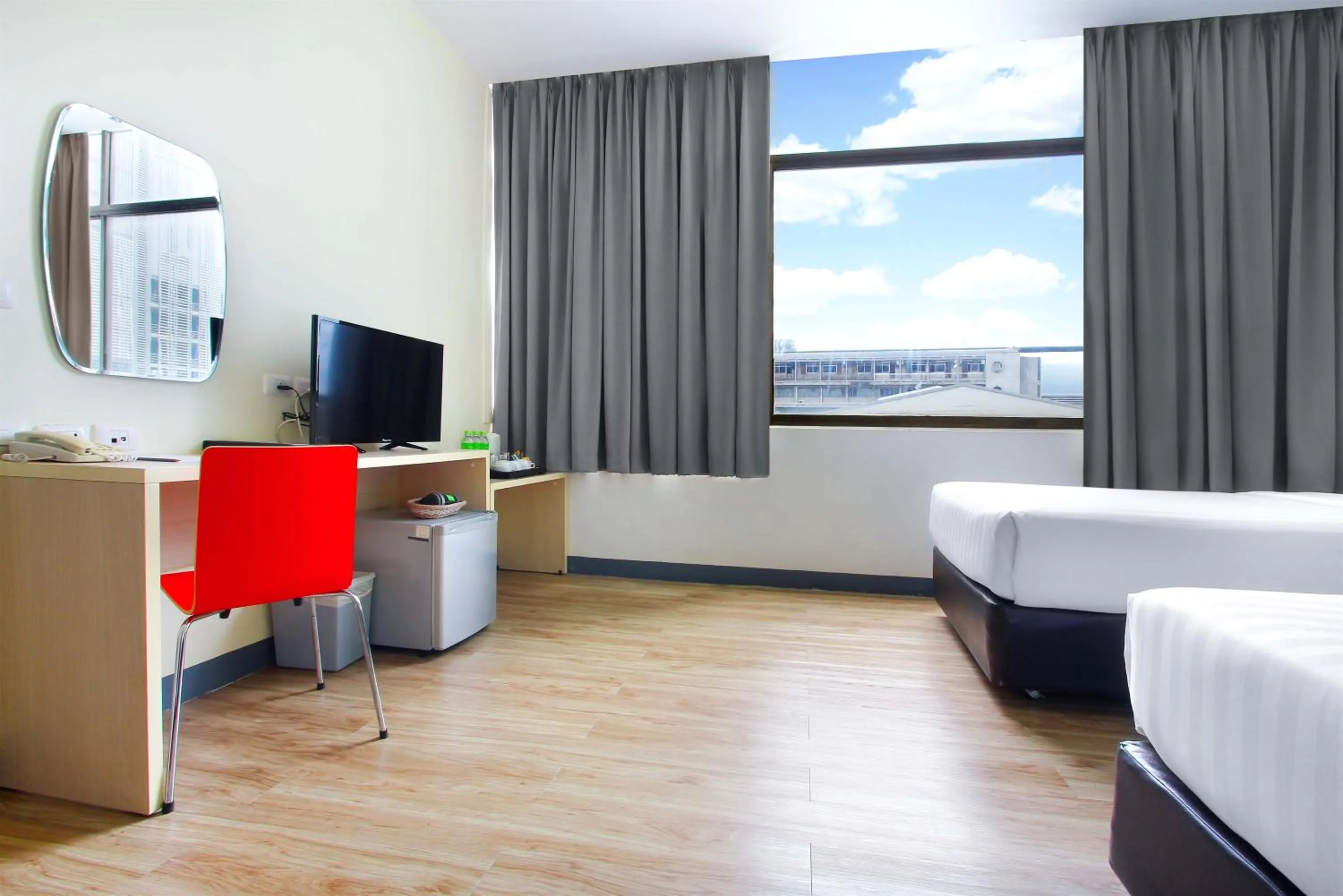 Bedroom, TV/Entertainment Center in D Varee Xpress Makkasan Hotel