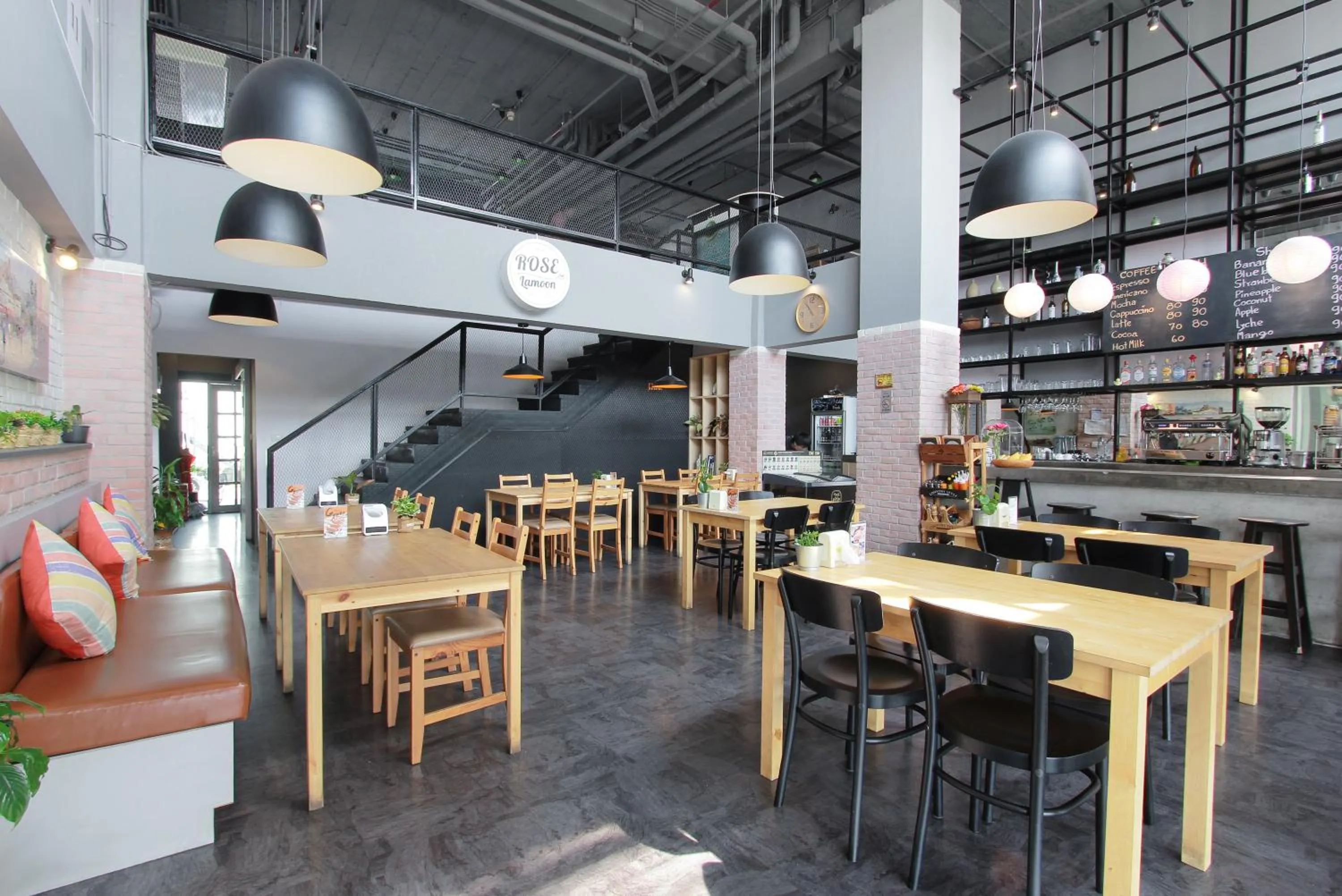 Restaurant/Places to Eat in D Varee Xpress Makkasan Hotel