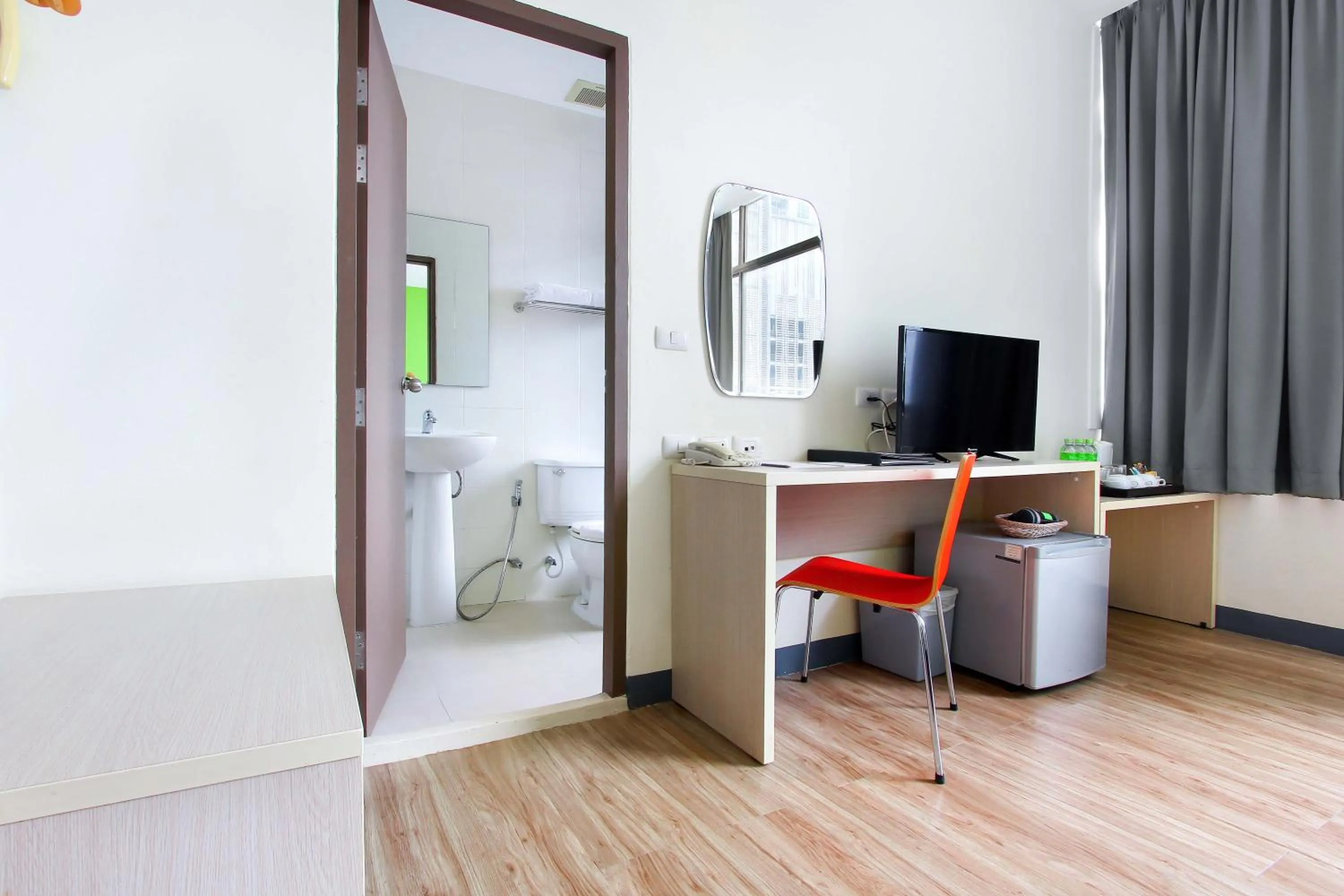 Bedroom, TV/Entertainment Center in D Varee Xpress Makkasan Hotel