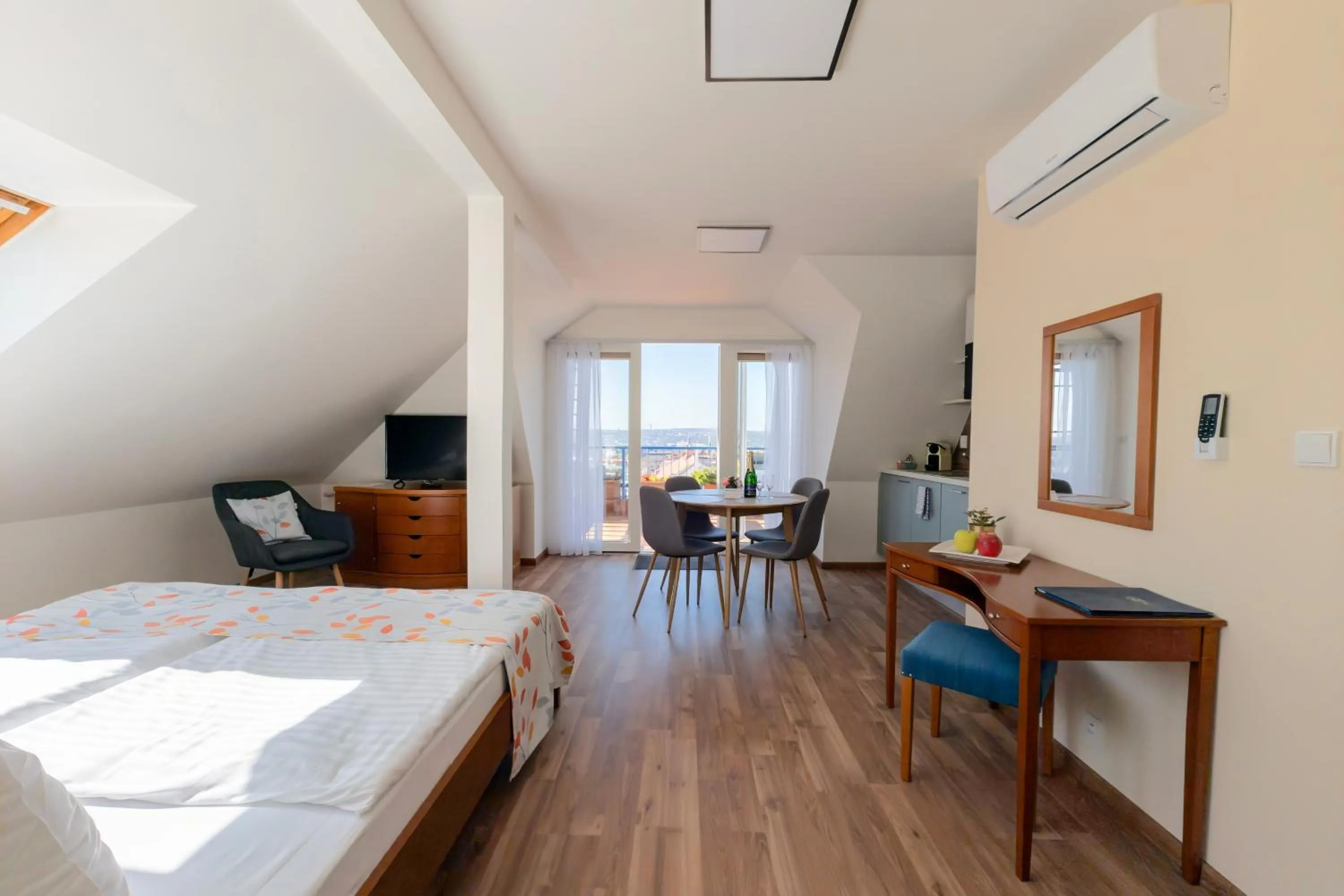 Bedroom, Bed in Hotel Orion