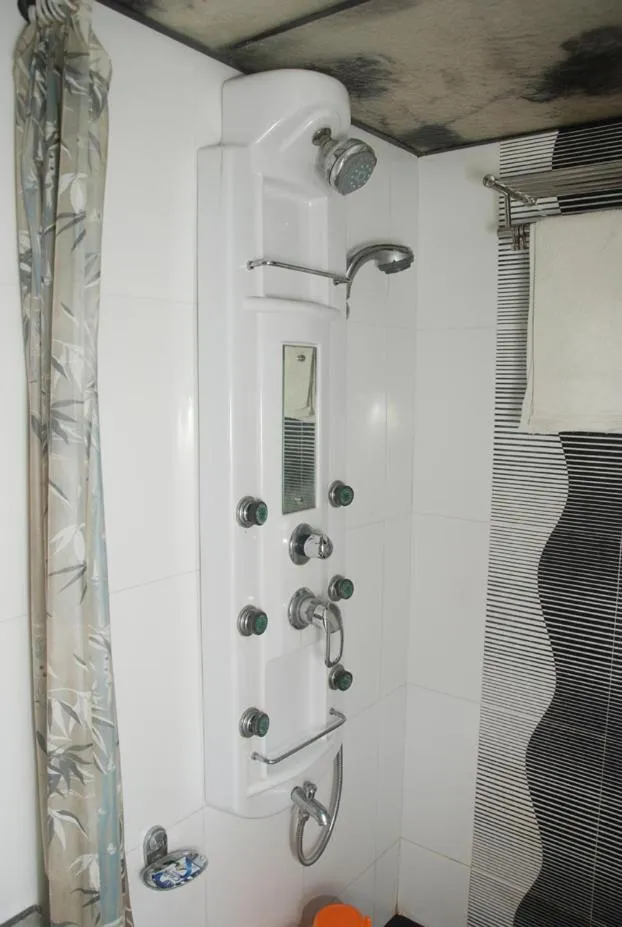Shower in Hotel Arma Court - Near US Embassy, BKC