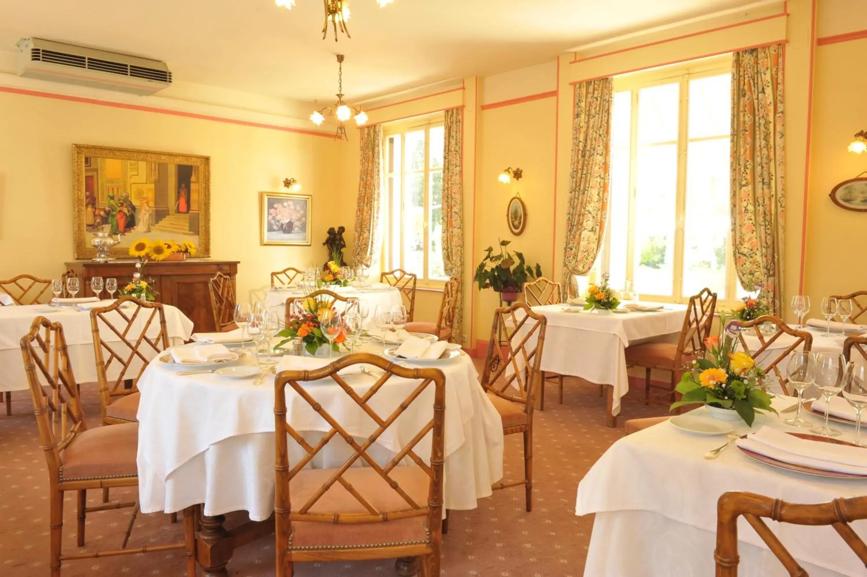 Restaurant/places to eat in Logis L'hermitage Restaurant/places to eat in Logis L'hermitage