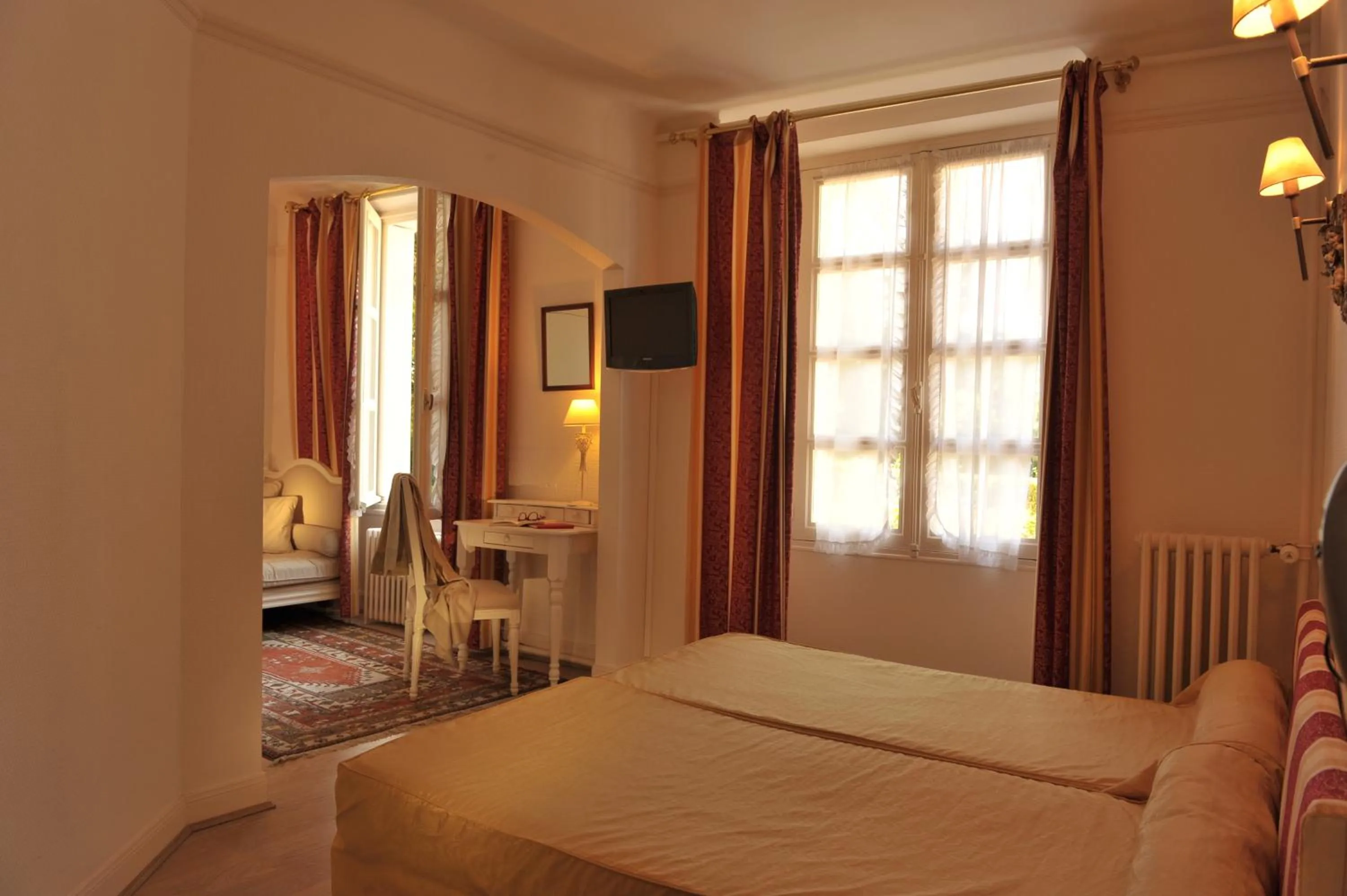 Bedroom, Bed in Logis L'hermitage