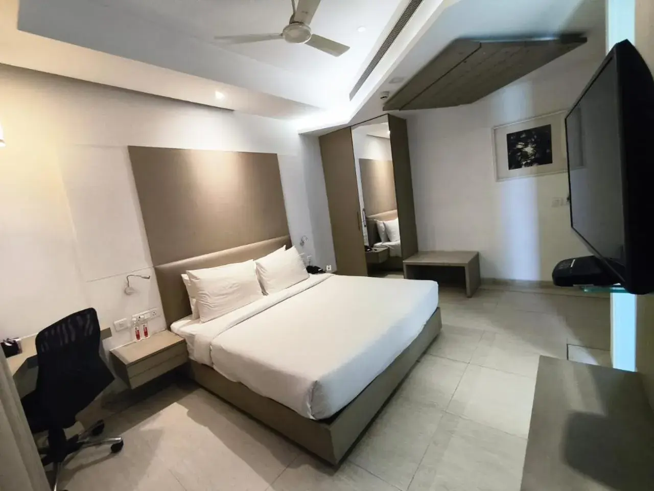 Bedroom, Bed in Keys Lite by Lemon Tree Hotels, Mayfield, Gurgaon Bedroom, Bed in Keys Lite by Lemon Tree Hotels, Mayfield, Gurgaon