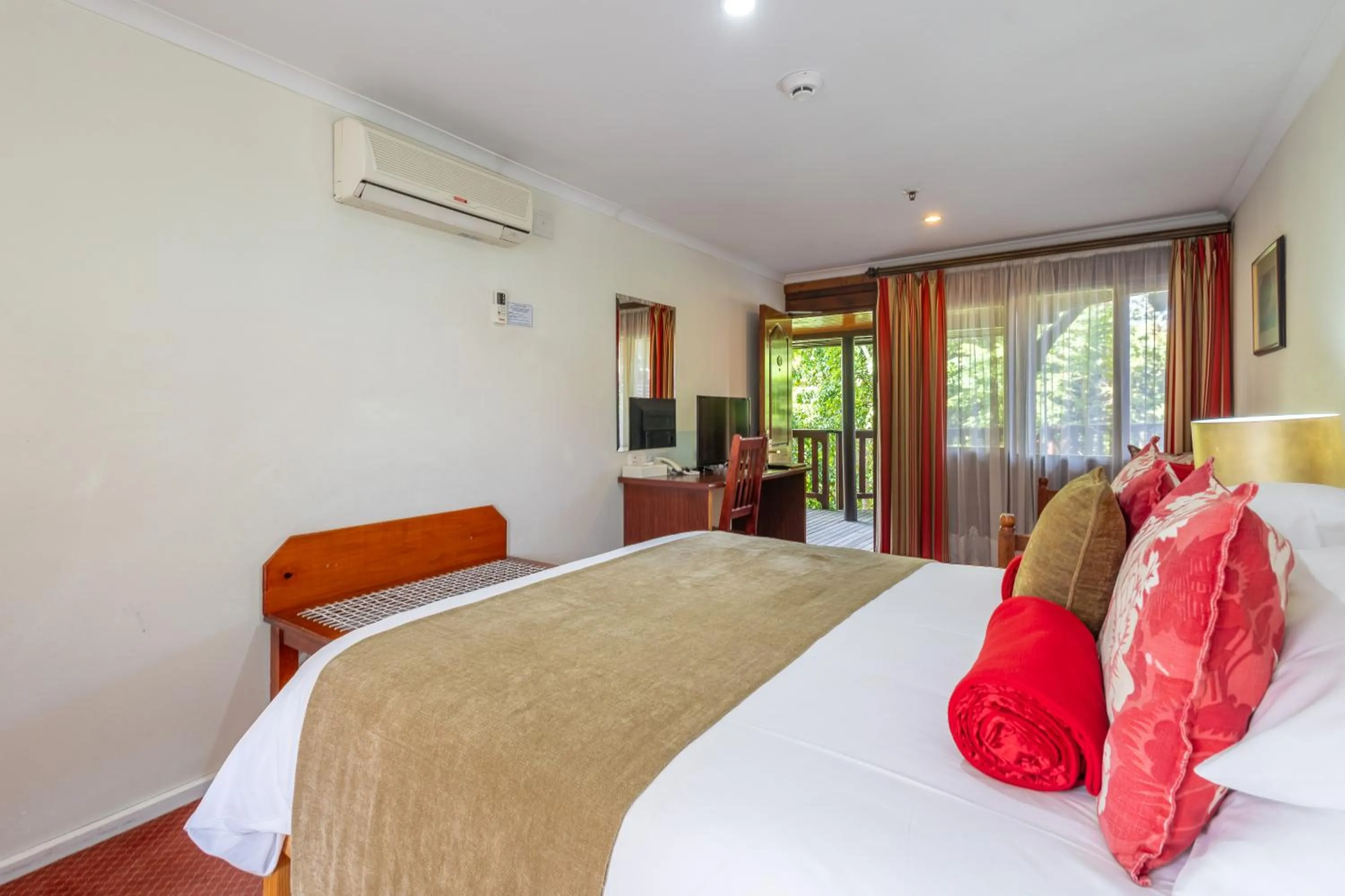 Bedroom, Bed in Knysna Log-Inn Hotel