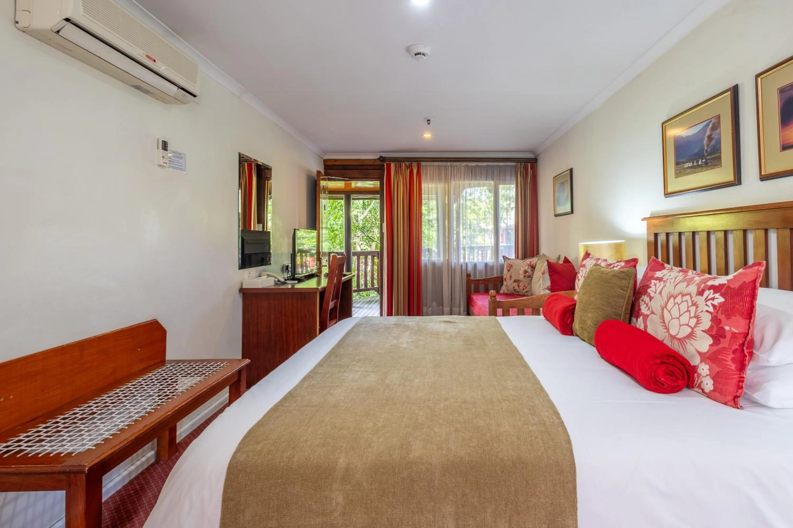 Bedroom, Bed in Knysna Log-Inn Hotel