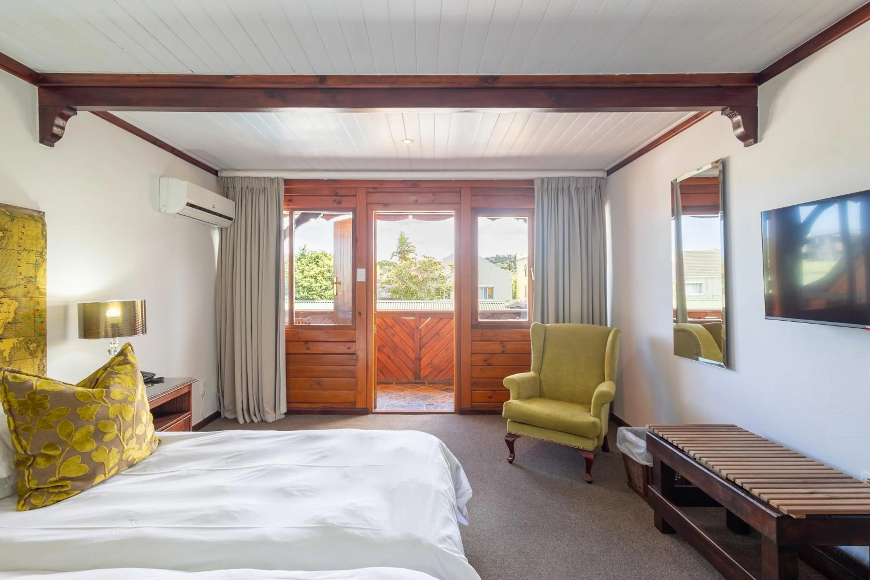 Bedroom, Bed in Knysna Log-Inn Hotel