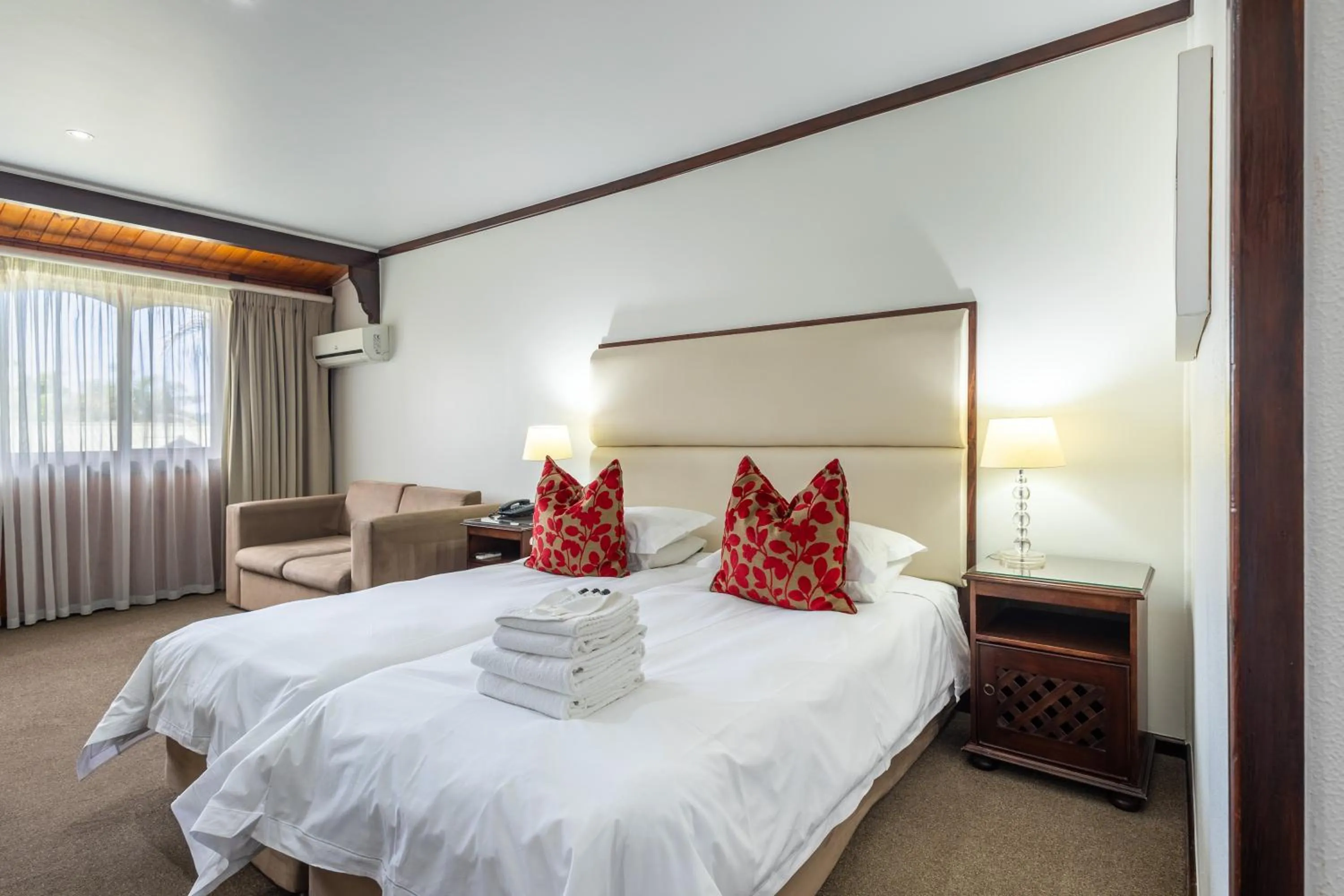 Bedroom, Bed in Knysna Log-Inn Hotel