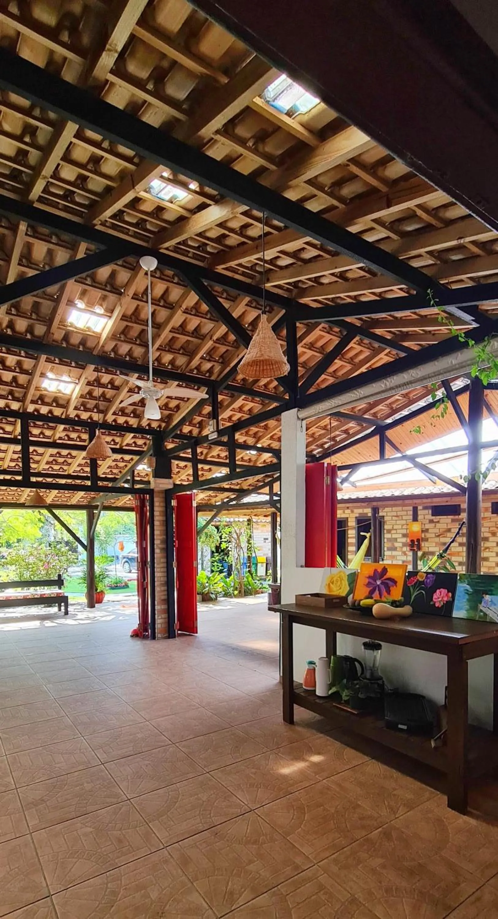Communal kitchen in Pousada Areias do Embaú