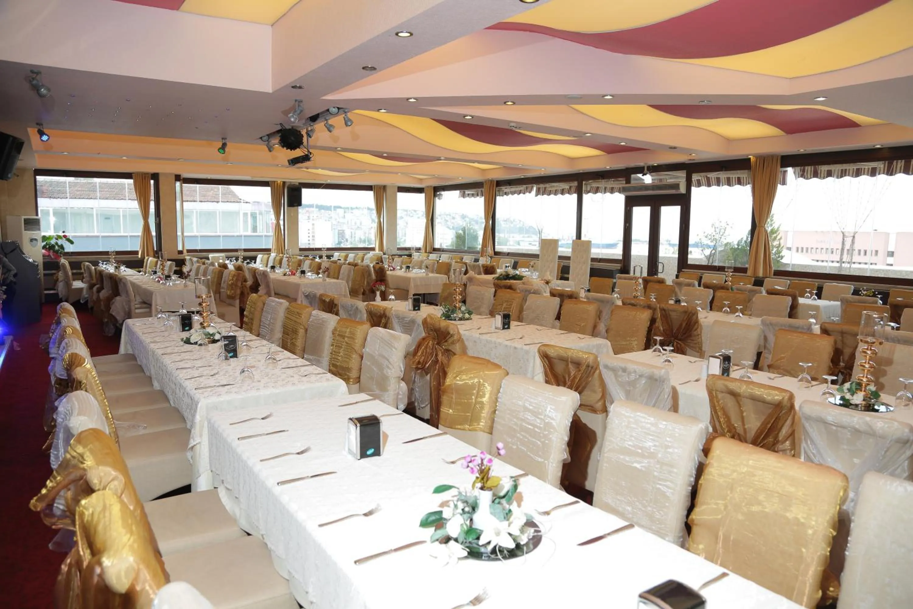 Restaurant/places to eat in My House Otel