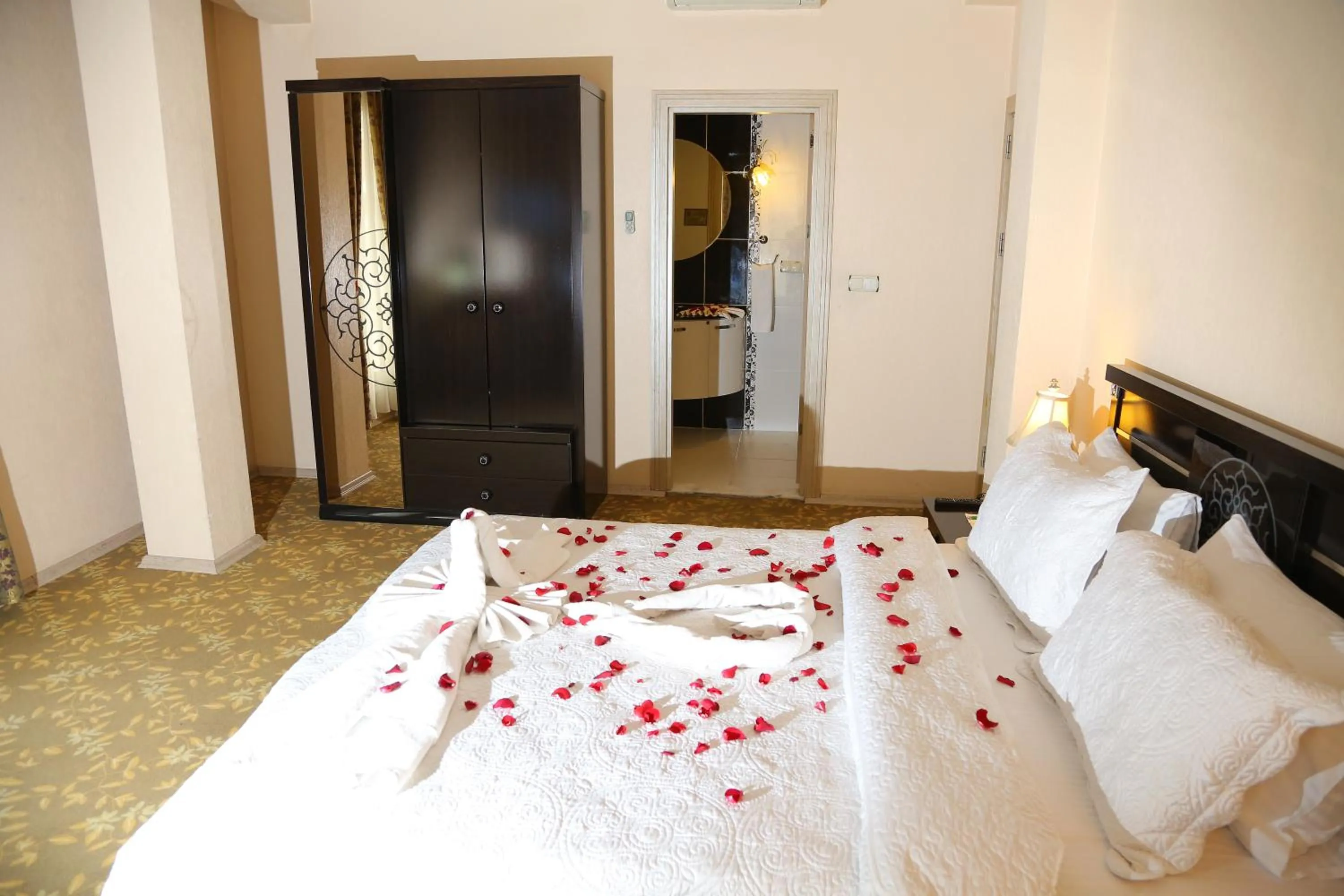 Photo of the whole room, Bed in My House Otel