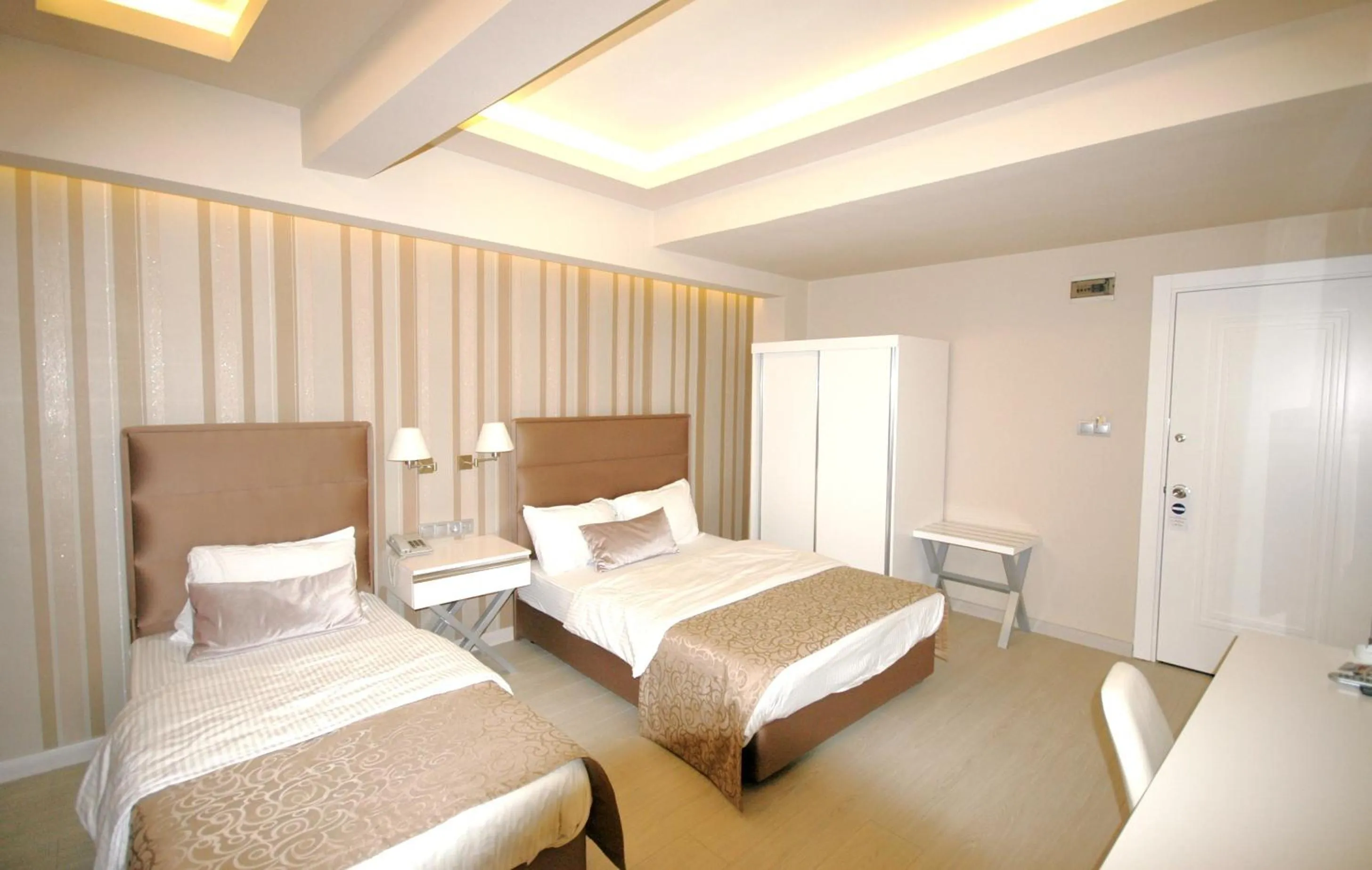 Photo of the whole room, Bed in Kent Hotel