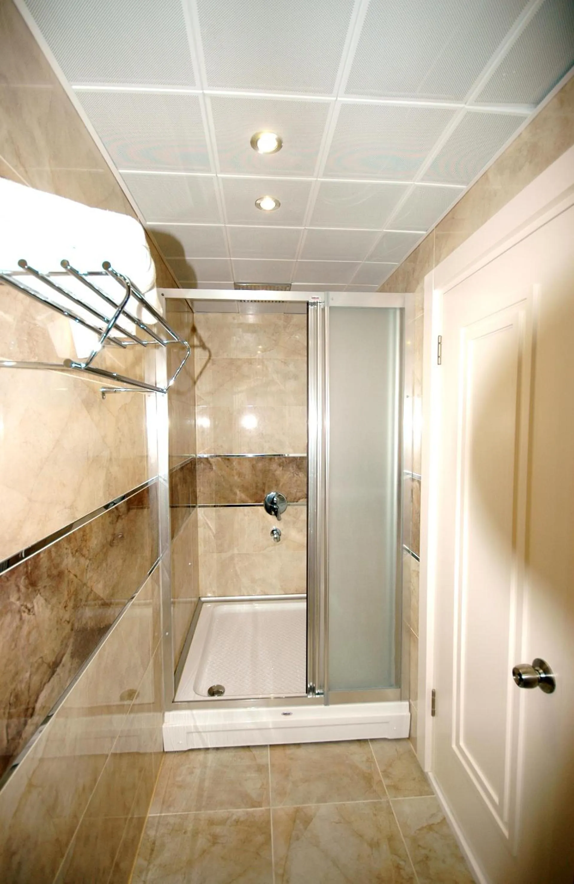 Bathroom in Kent Hotel