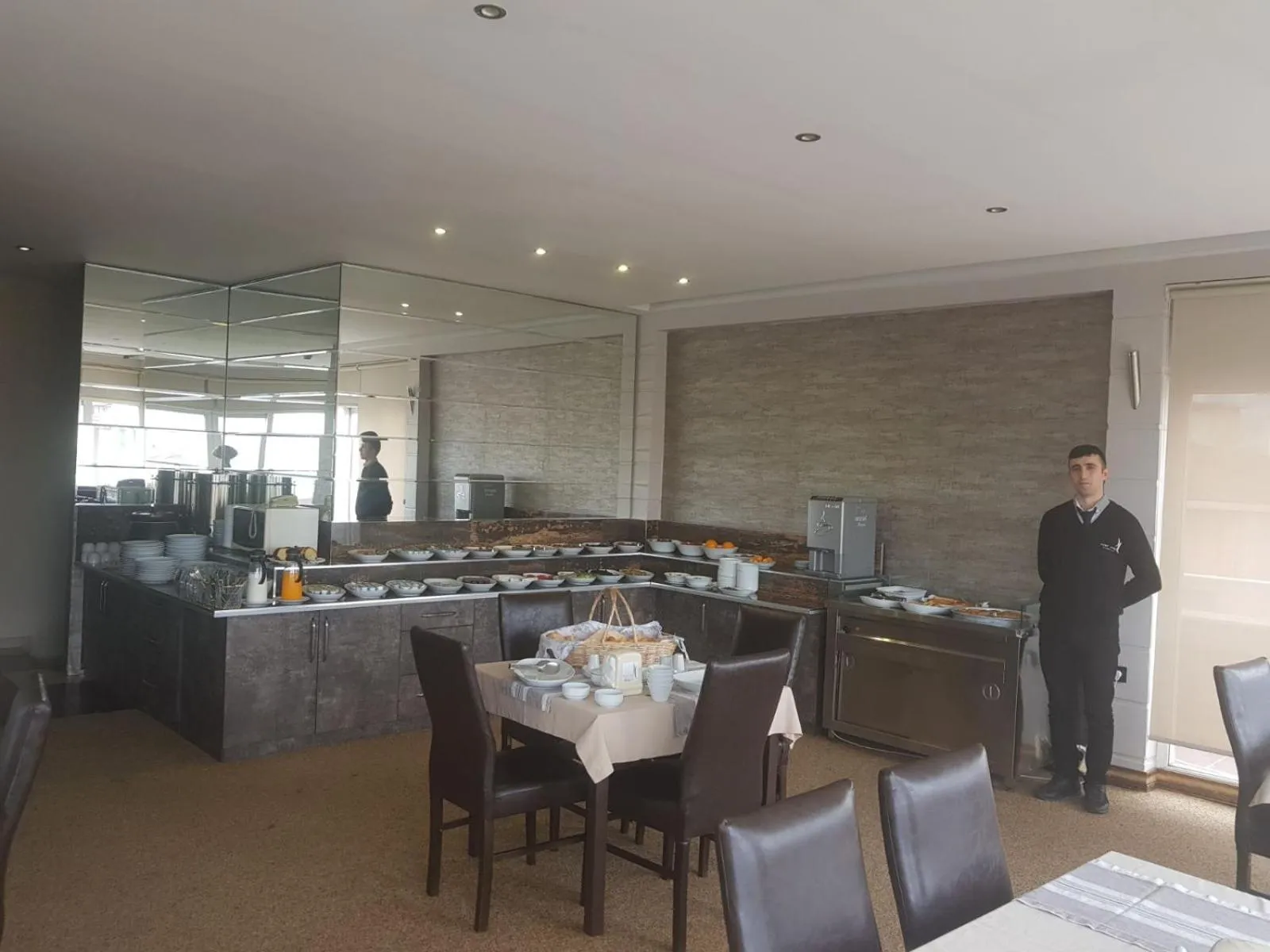 Restaurant/places to eat in Kent Hotel