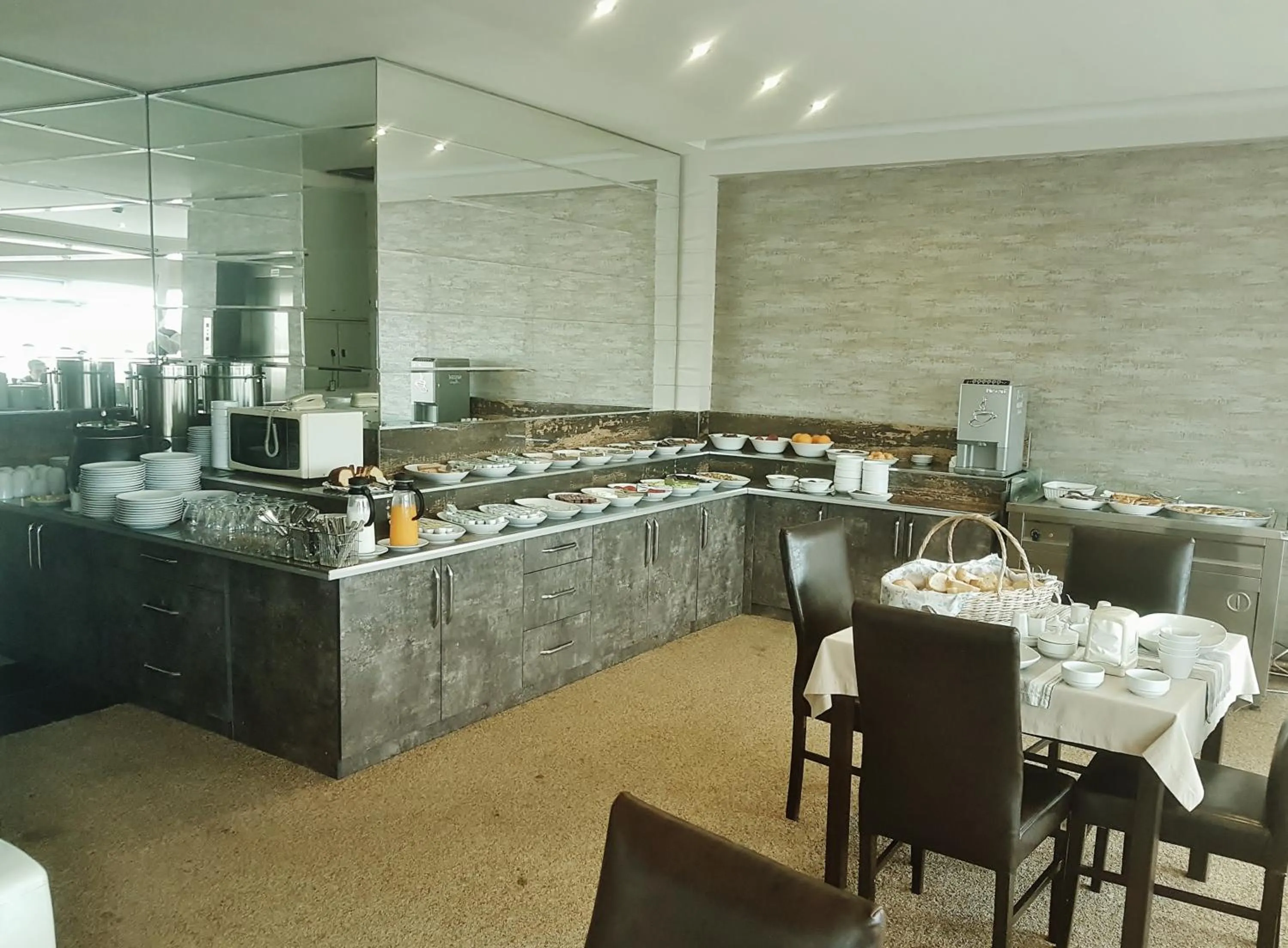 Restaurant/places to eat in Kent Hotel