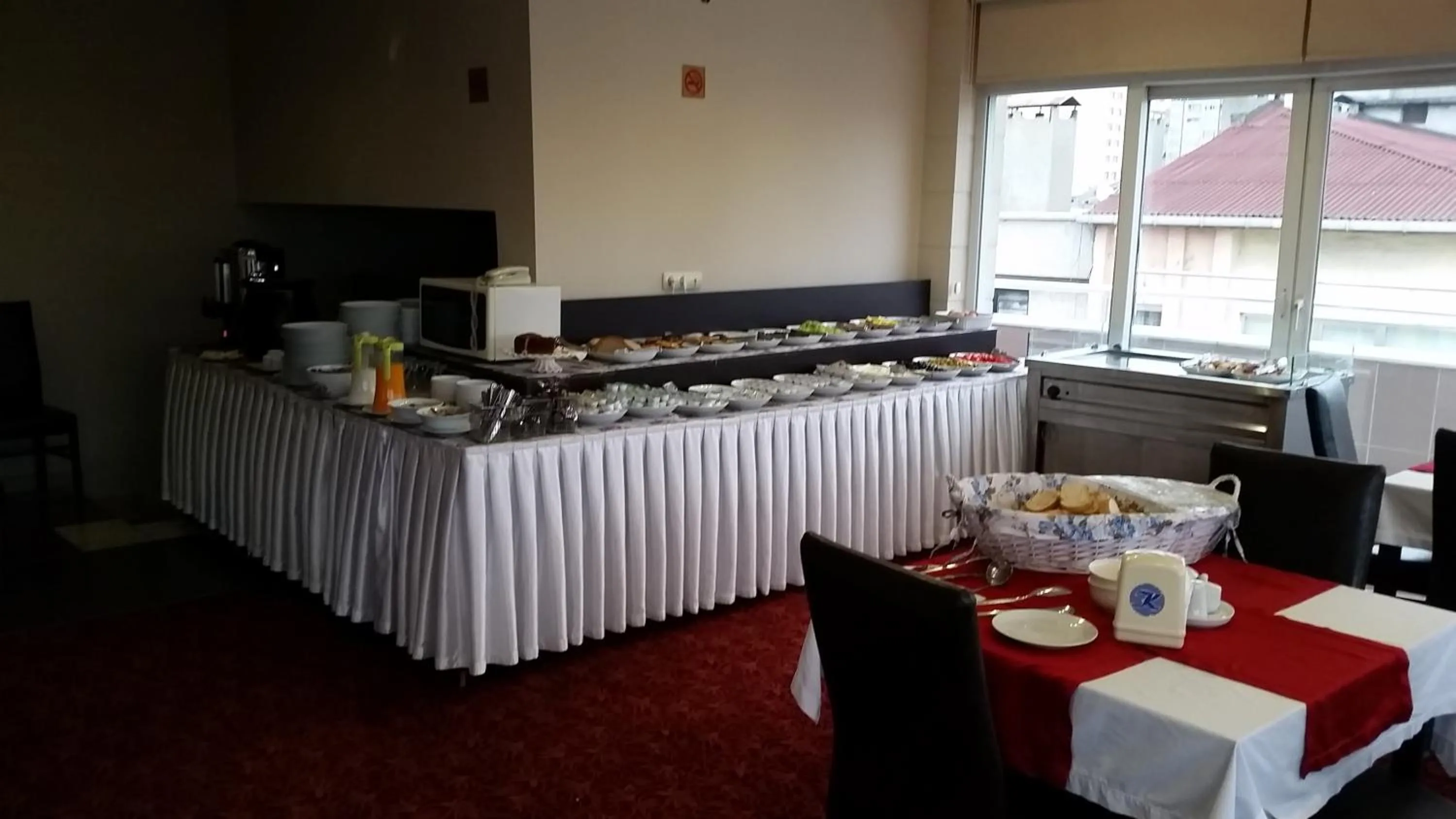 Restaurant/places to eat in Kent Hotel