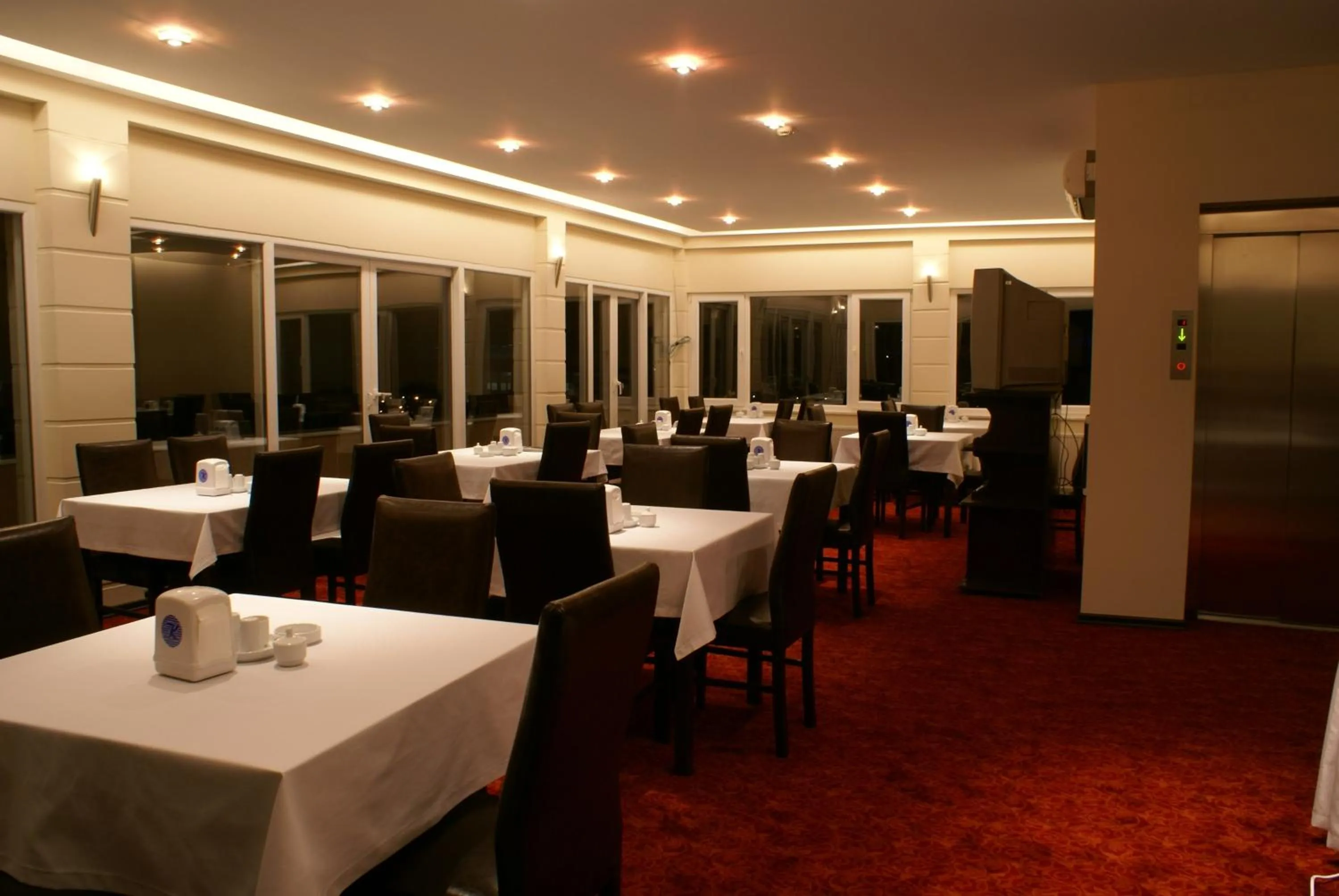 Restaurant/places to eat in Kent Hotel