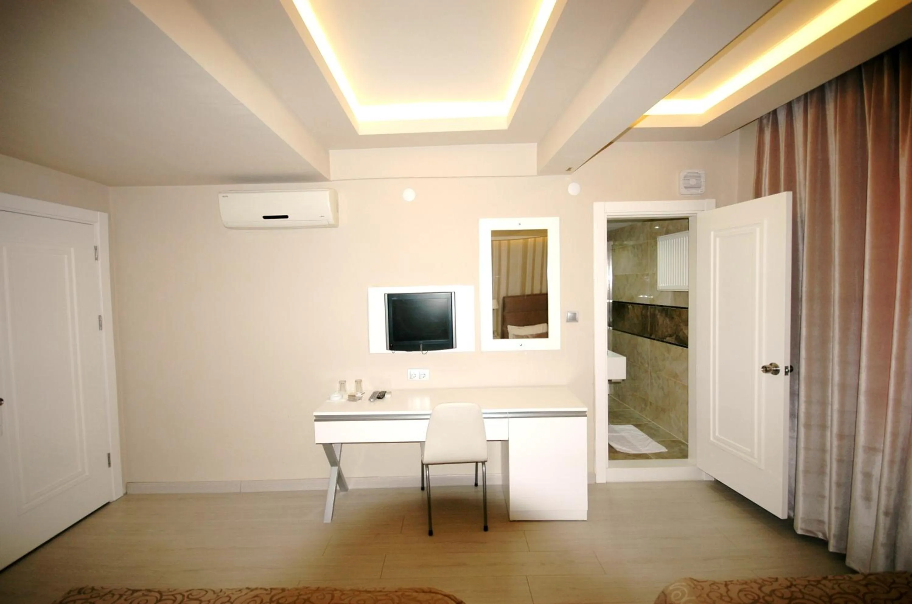 Photo of the whole room in Kent Hotel