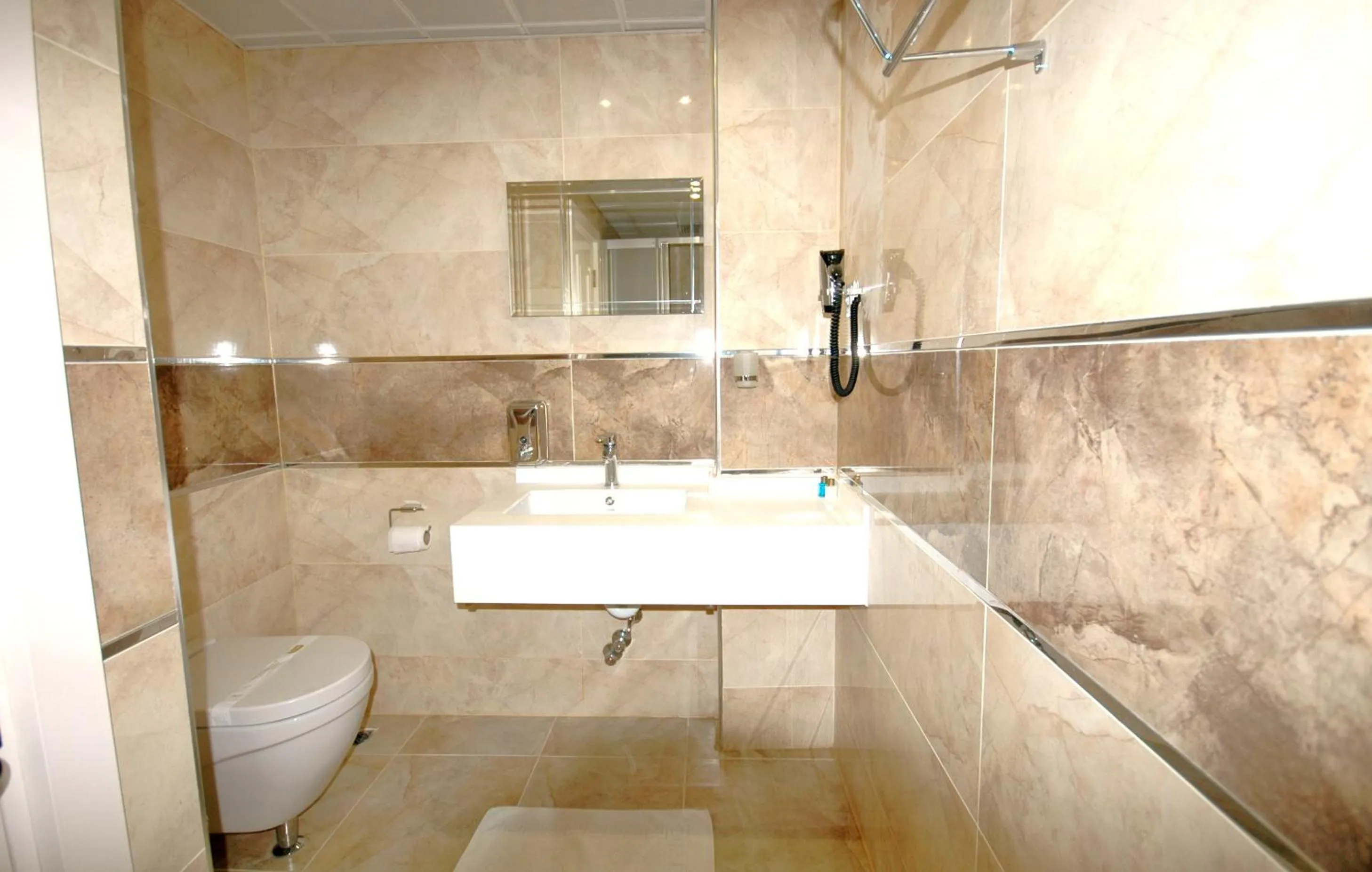 Bathroom in Kent Hotel